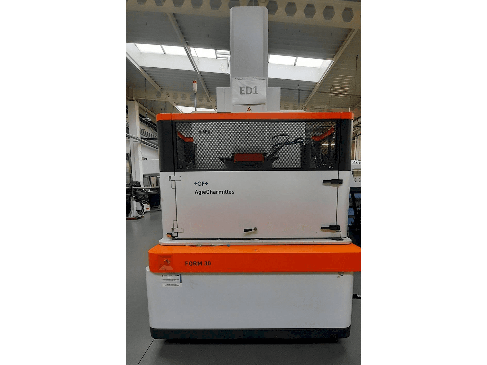 Vooraanzicht van AgieCharmilles FORM 30 machine