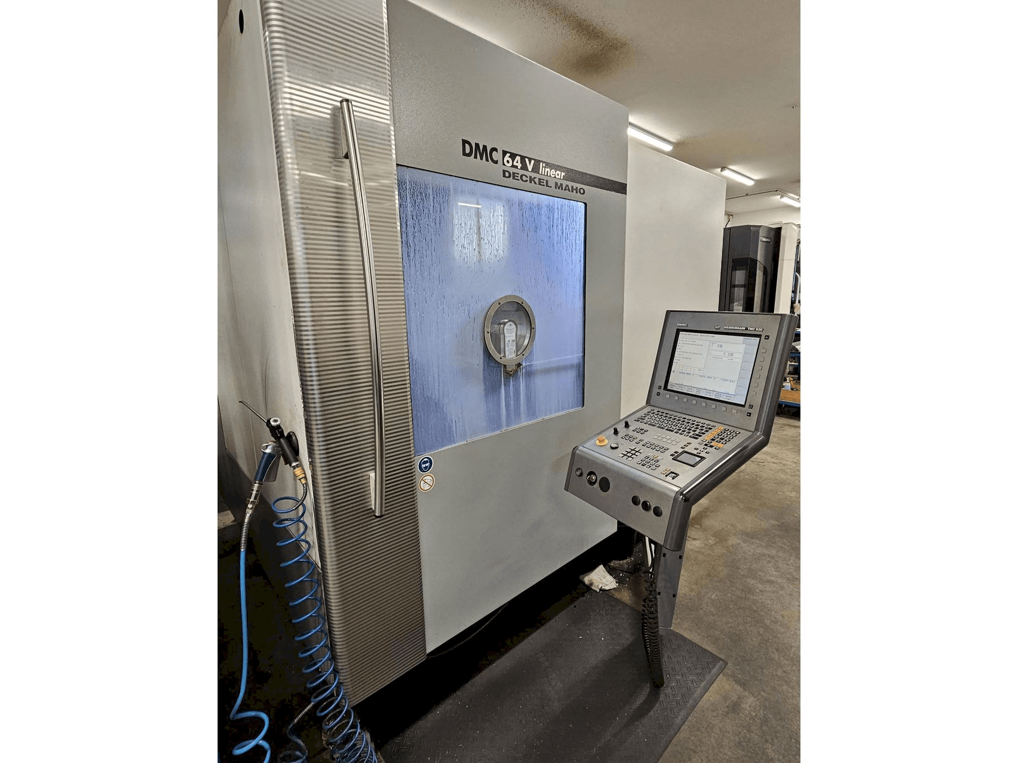 Vooraanzicht van DMG DMC64V machine