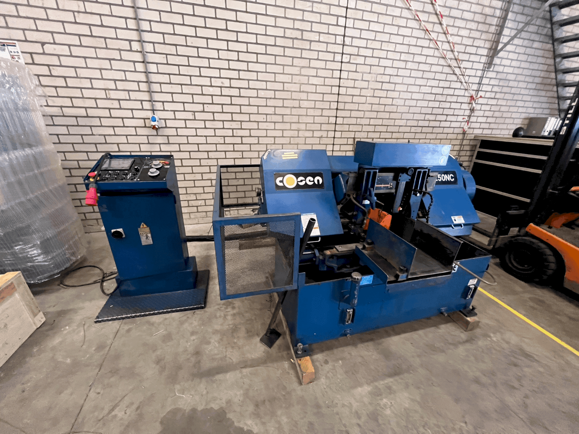 Vooraanzicht van Cosen C-250NC machine