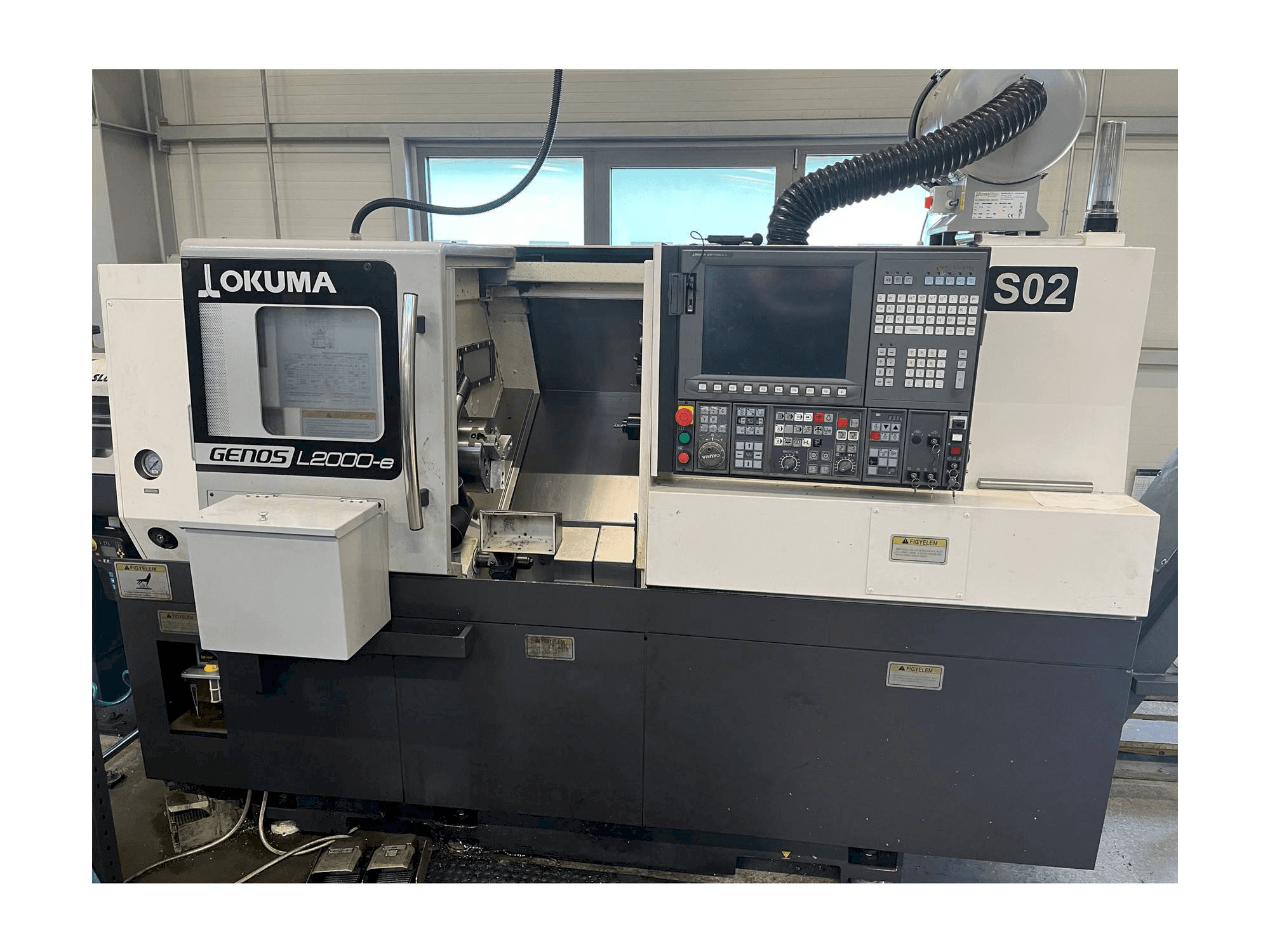 Vooraanzicht van Okuma GENOS L200 machine