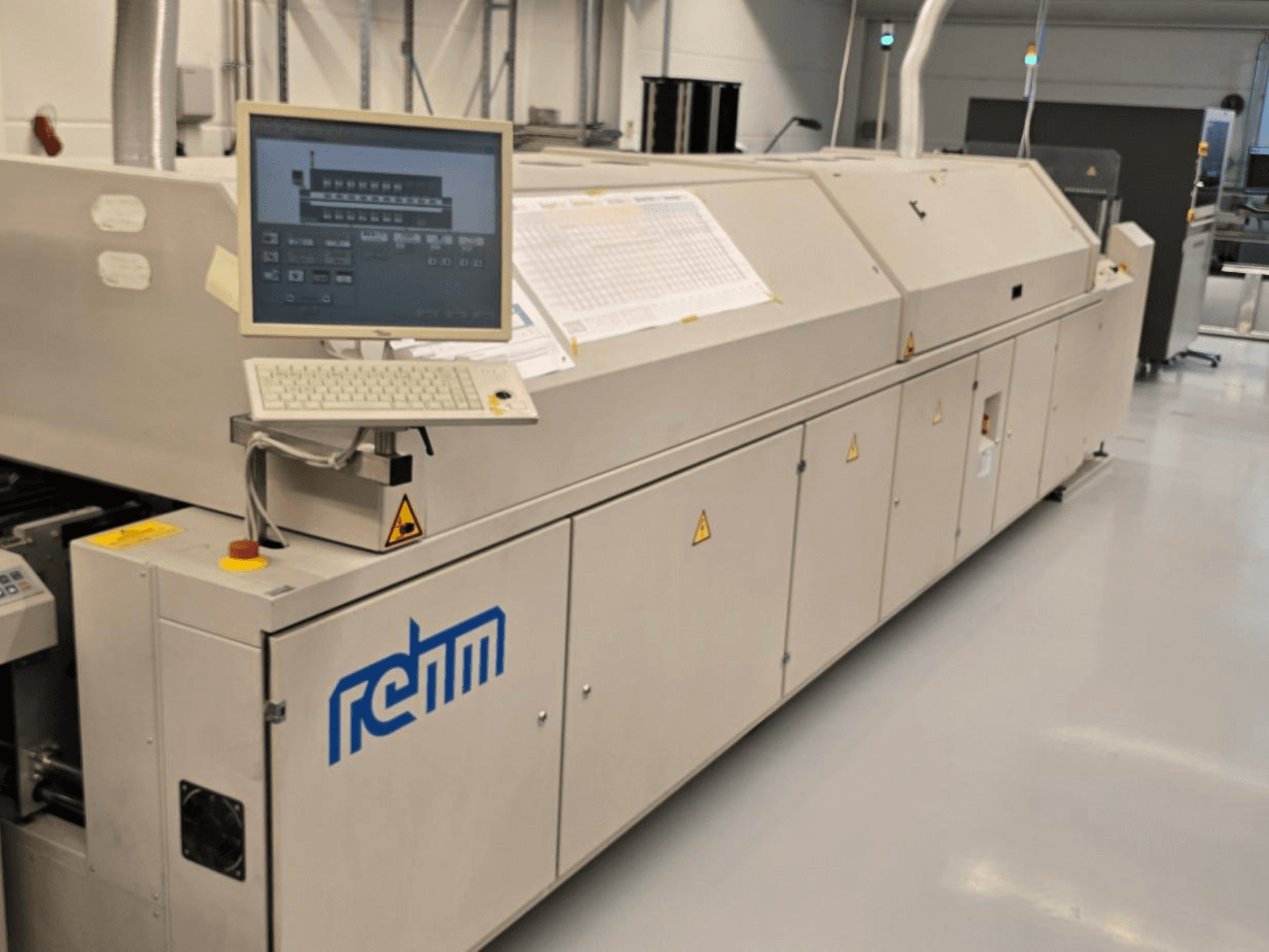 REHM VXS nitro 2450 automatiseringsapparatuur, vooraanzicht; inclusief monitor, toetsenbord en bedieningspaneel.