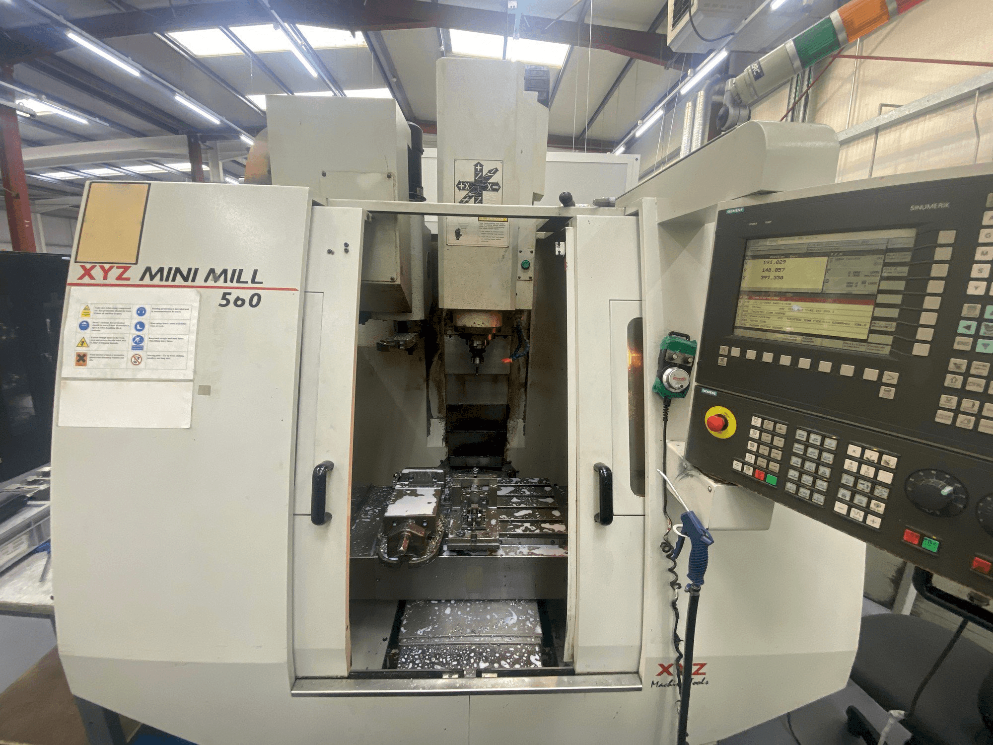 Vooraanzicht van XYZ Mini Mill 560 machine