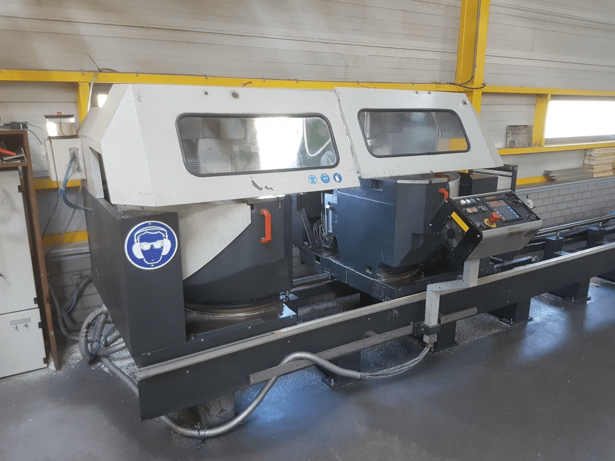 Vooraanzicht van Elumatec DG 244 machine