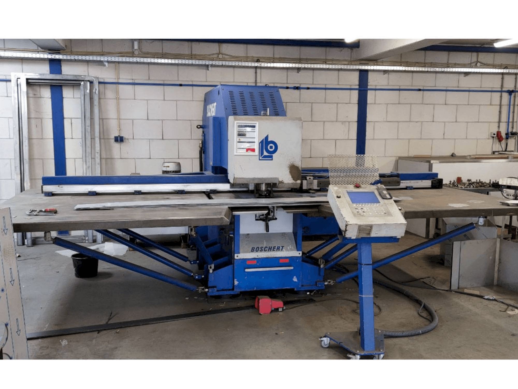 Vooraanzicht van Boschert EL 1000 CNC Z machine