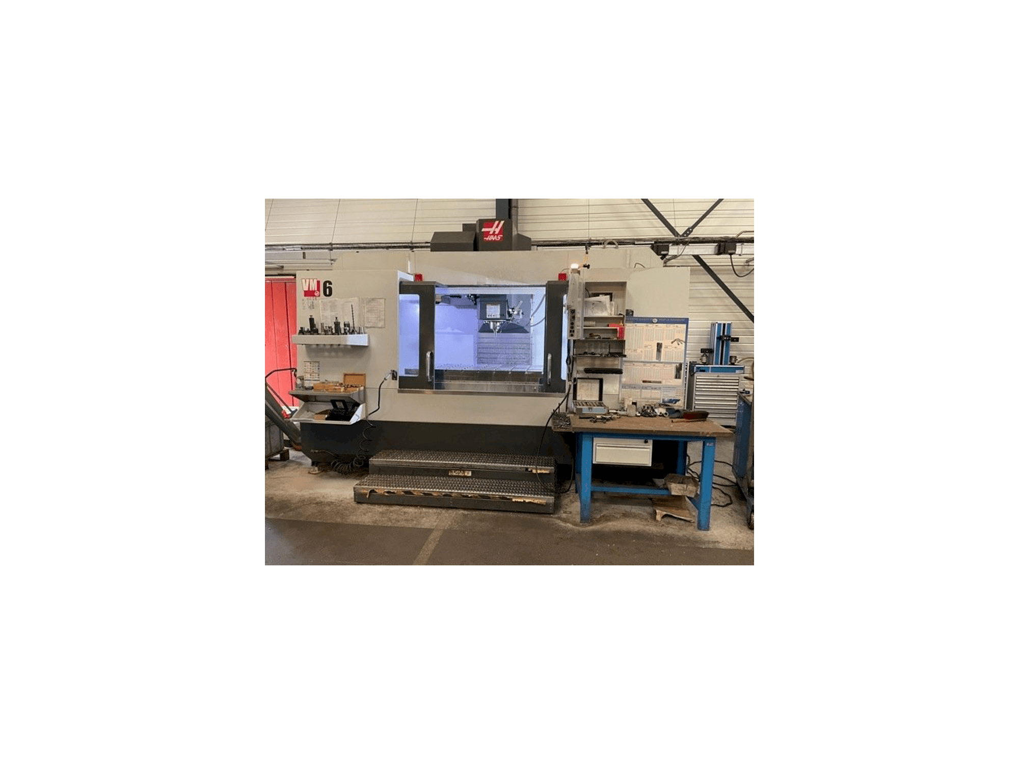 Vooraanzicht van HAAS VM-6 machine