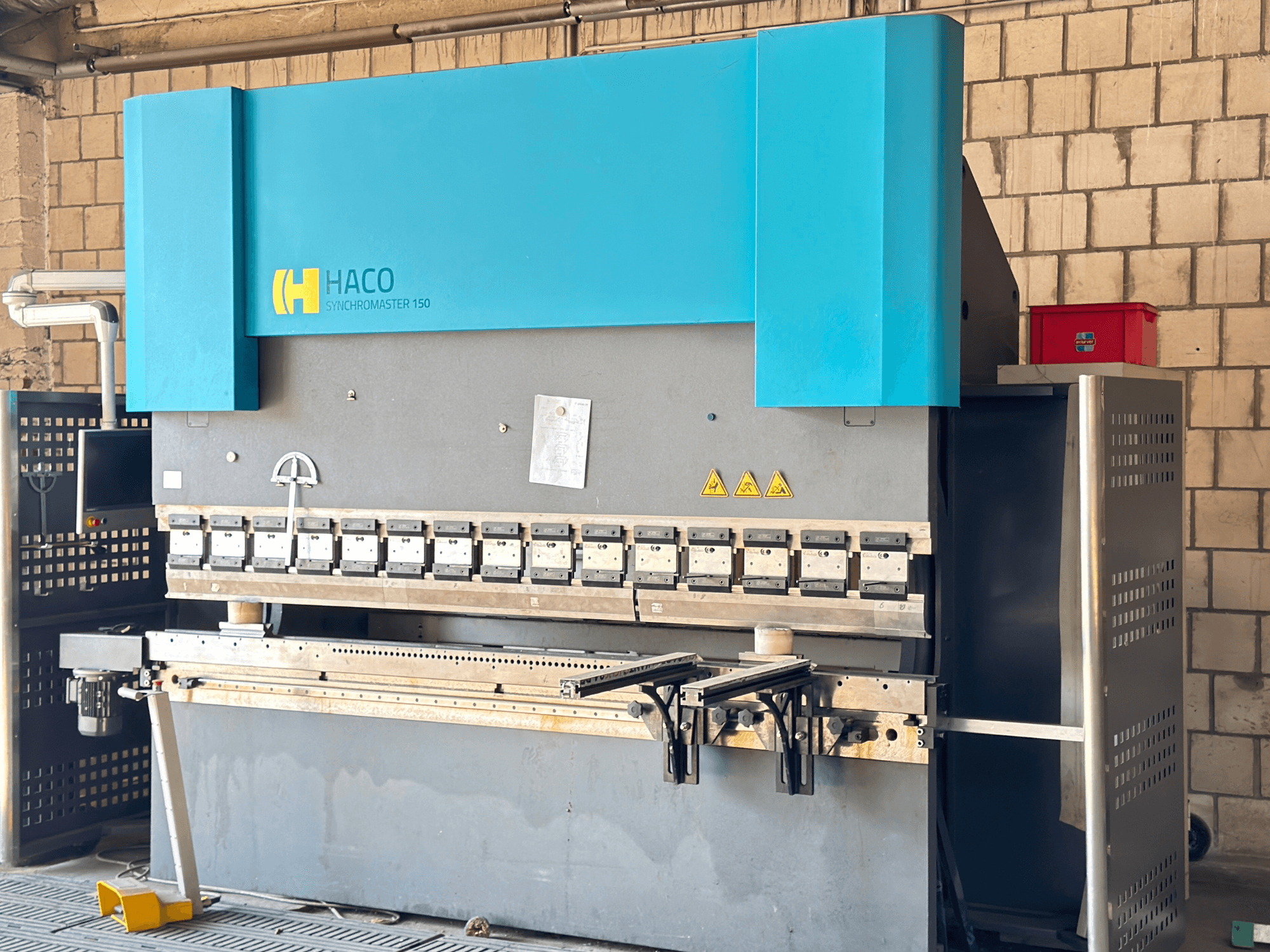 Kantpers HACO SRM30150, vooraanzicht; inclusief bedieningspaneel en opspanmatrijzen, met zichtbare waarschuwingslabels.