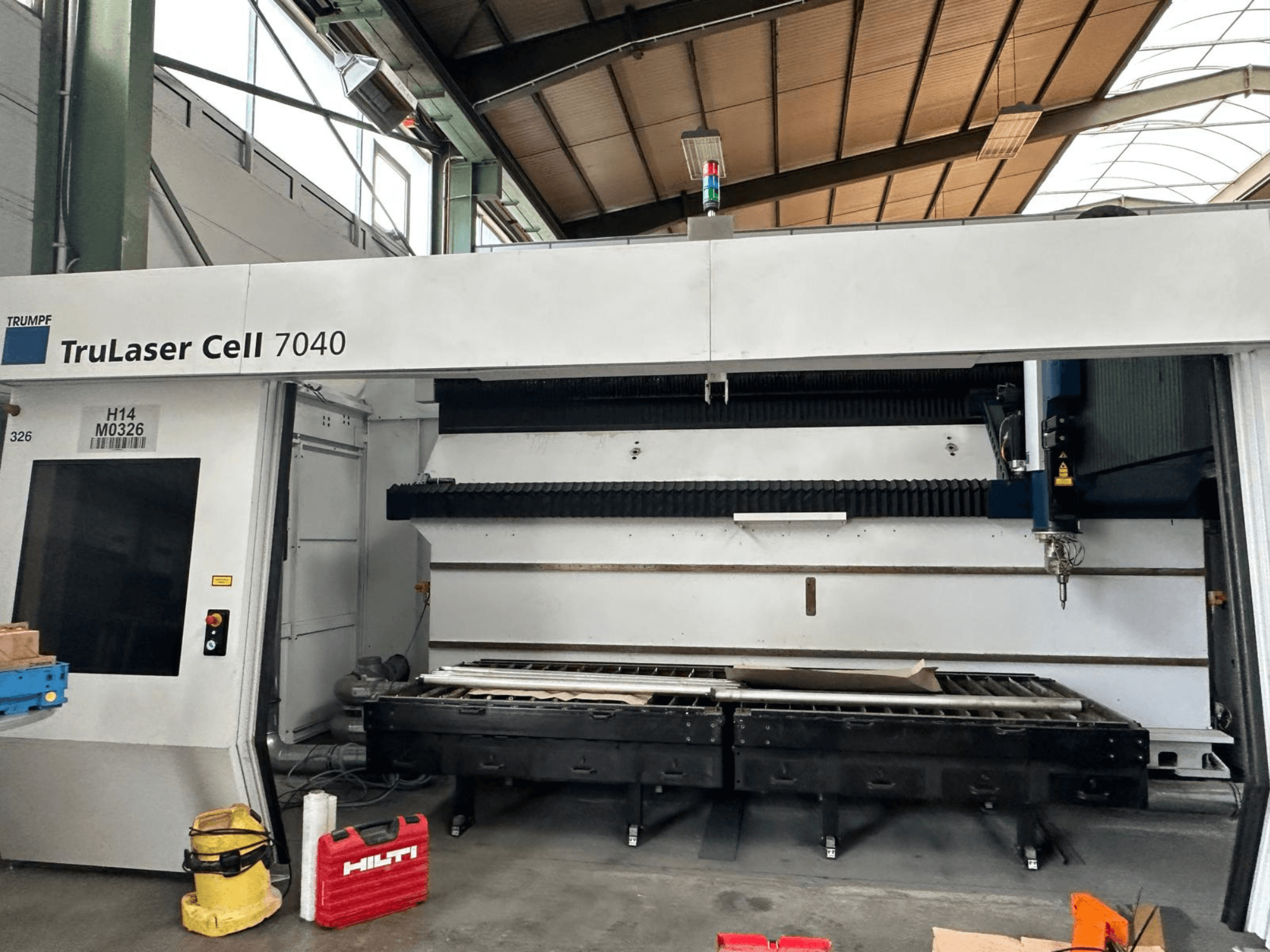 TRUMPF TruLaser Cell 7040 CO₂-lasersnijmachine in vooraanzicht, met het bedieningspaneel en het snijgebied.
