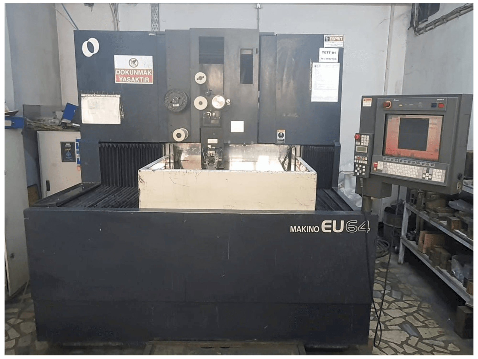 Vooraanzicht van Makino EU64 machine