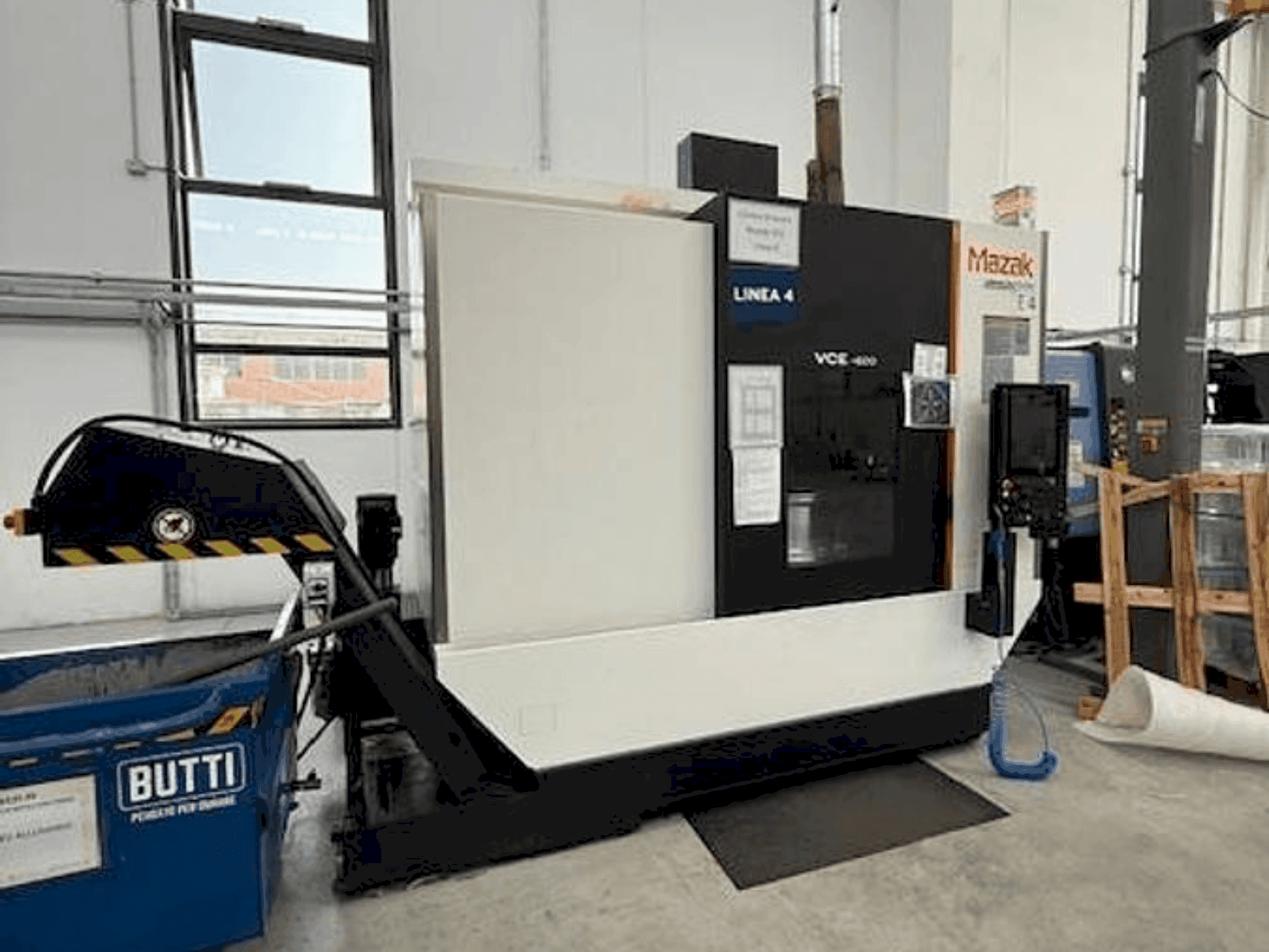 Vooraanzicht van Mazak VCE 600 machine