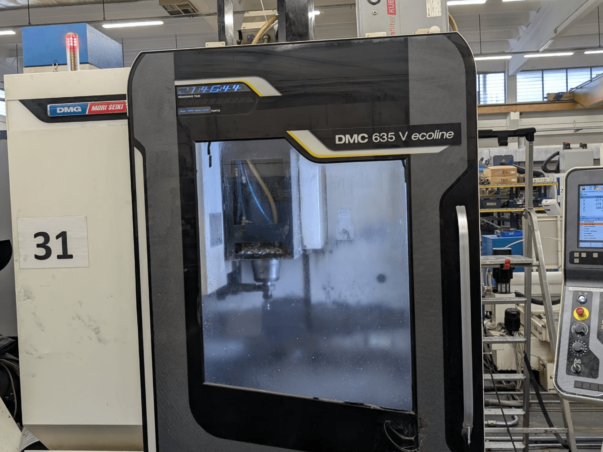 DMG Mori Seiki DMC 635V ecoline verticaal bewerkingscentrum, vooraanzicht met bedieningspaneel en zichtbaar bewerkingsgebied.