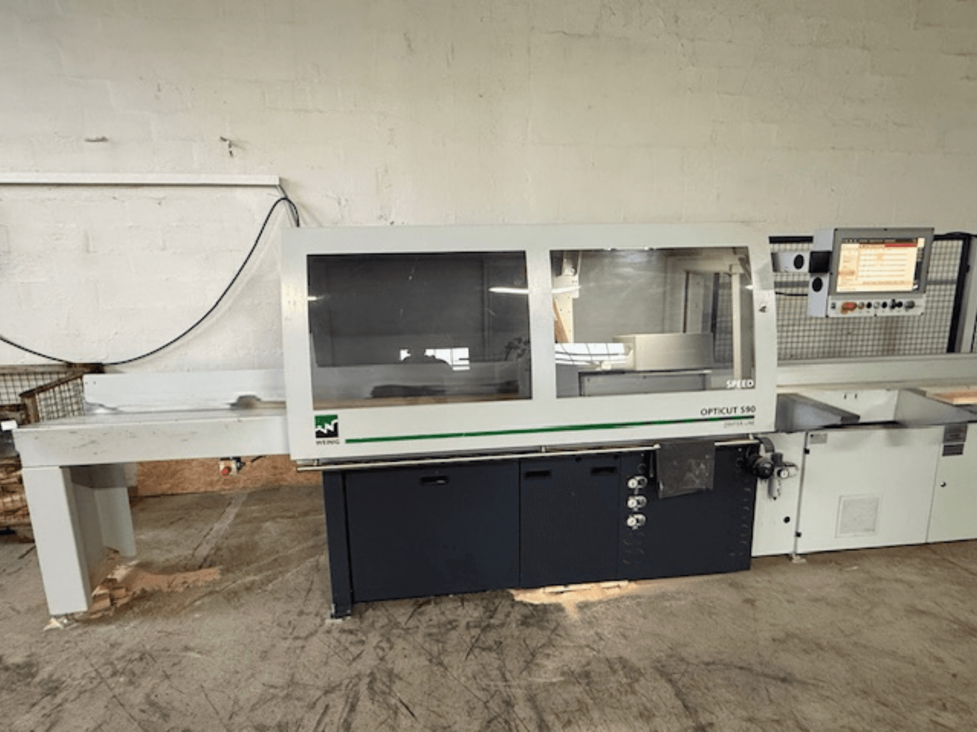 WEINIG OPTICUT S90 optimaliserende afkortzaag, vooraanzicht met bedieningspaneel, zaagunit en voedingstafel.