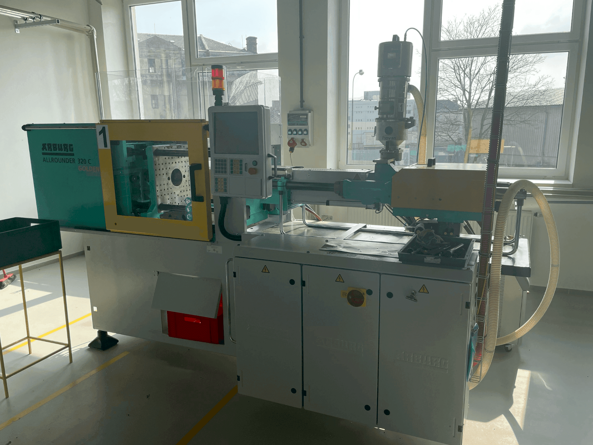Vooraanzicht van Arburg Allrounder 320C 500-170 machine