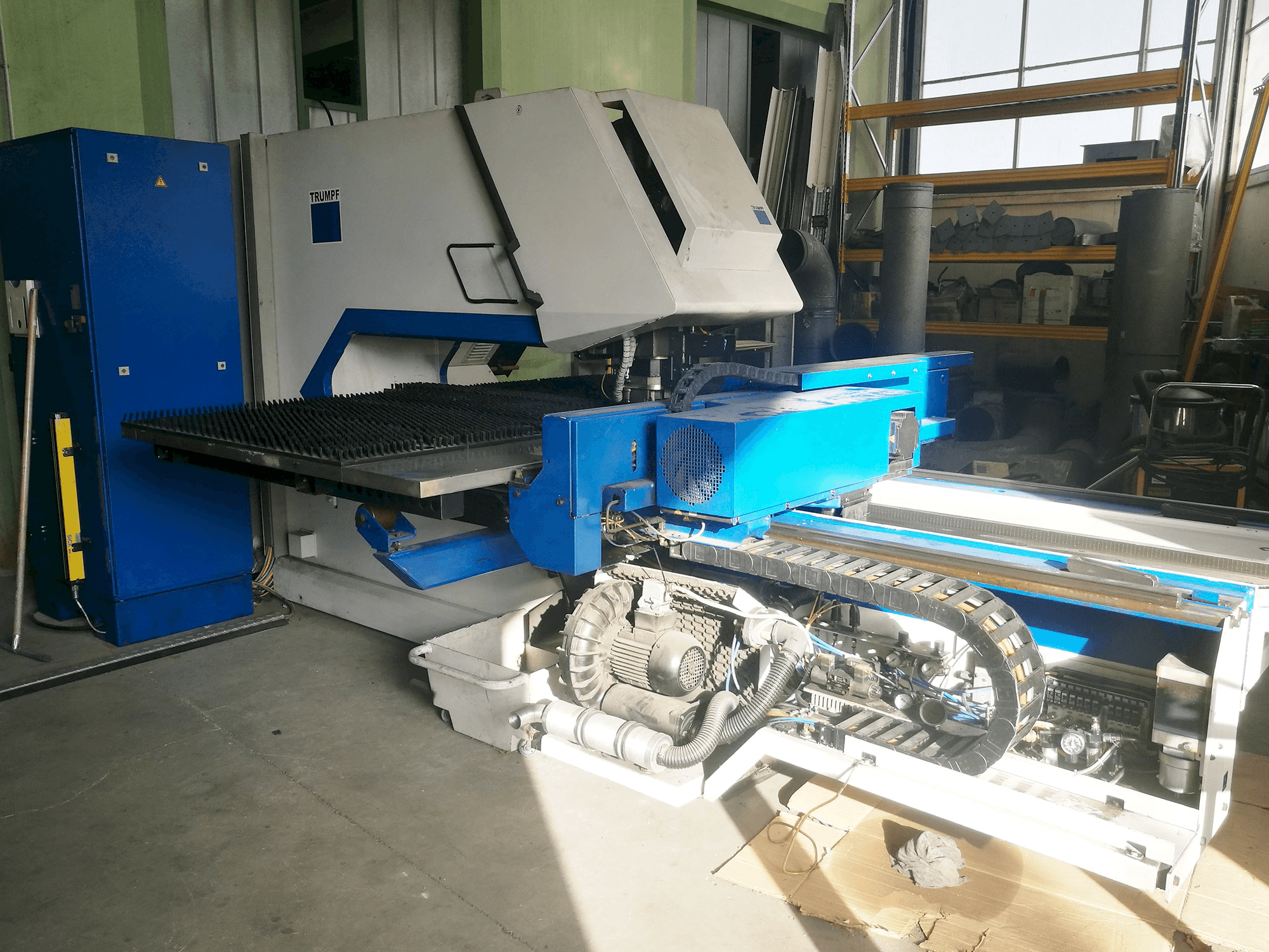 Links zicht van Trumpf Trumatic 2000R machine