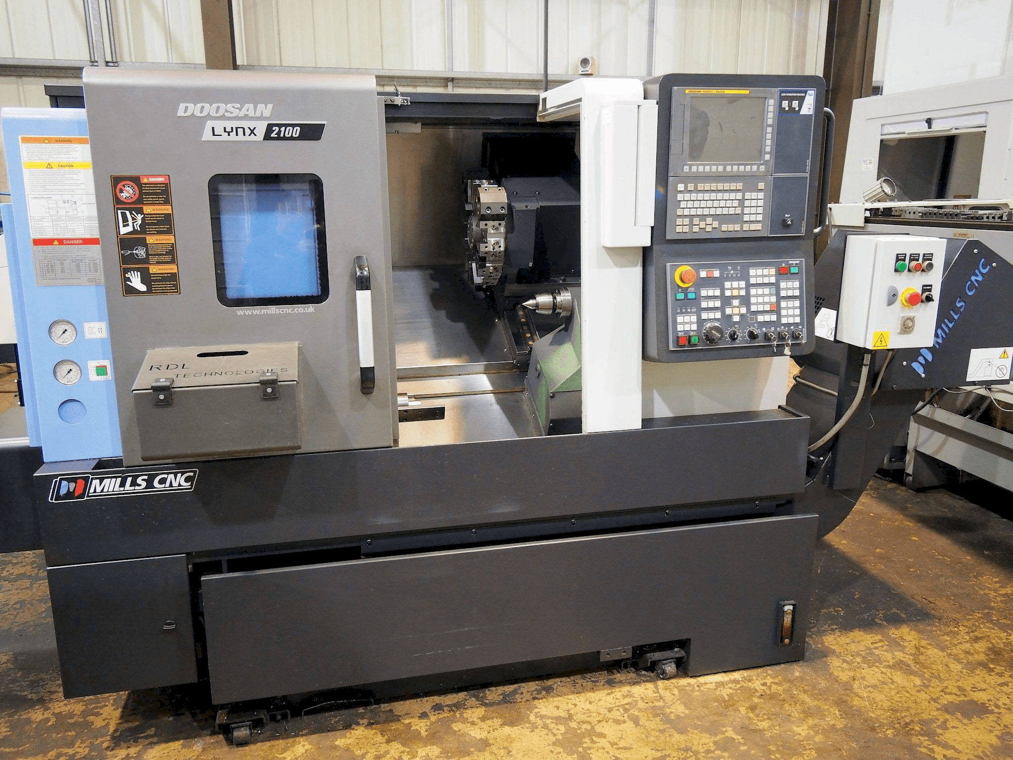 Vooraanzicht van Doosan Lynx 2100B machine