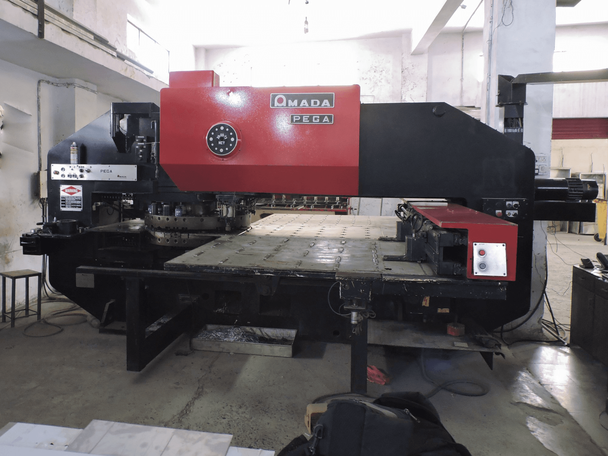 Vooraanzicht van AMADA PEGA 357 machine