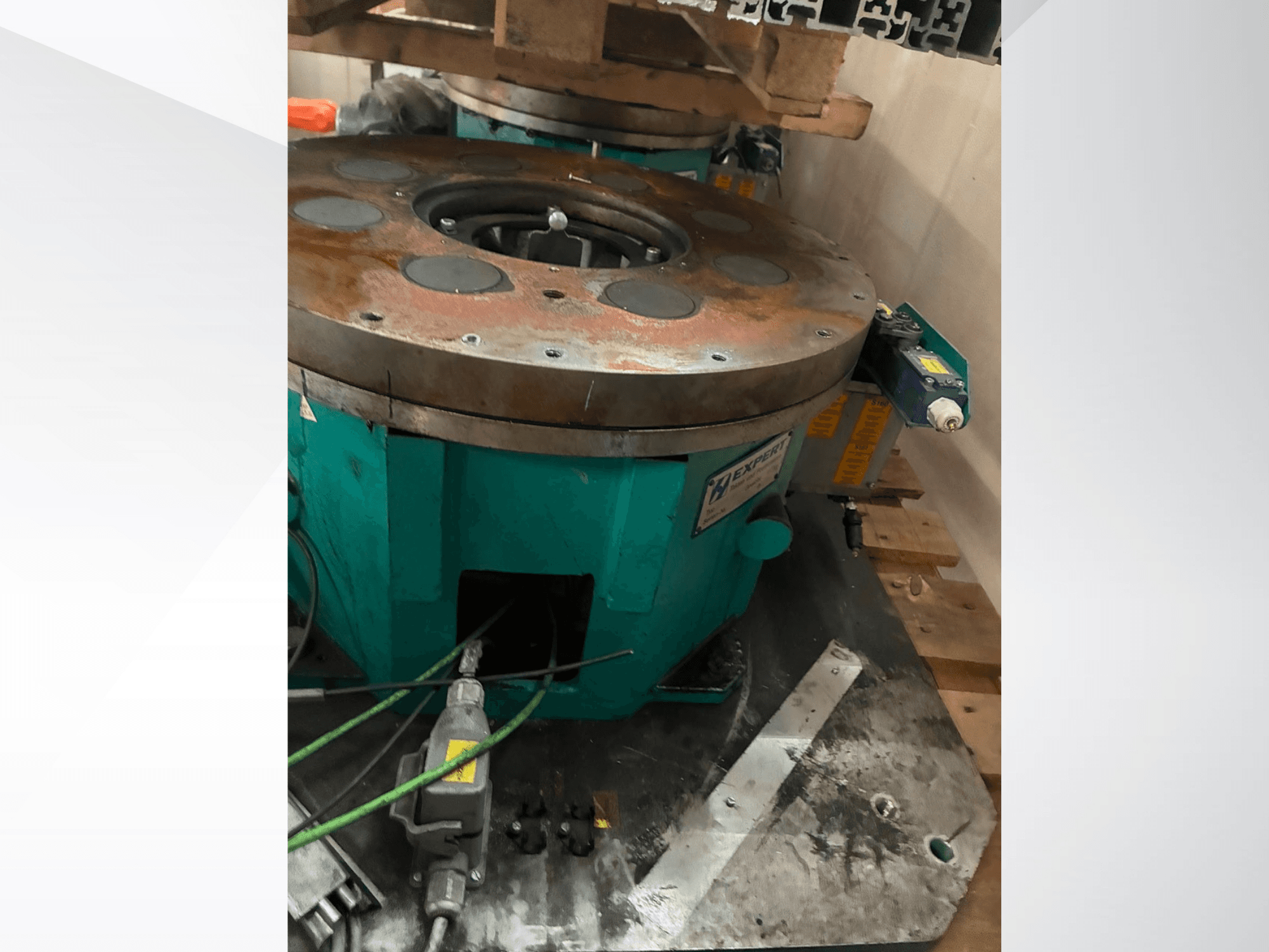 EXPERT EDX810/0250/8 automatiseringsapparatuur, gezien vanaf de zijkant, met een metalen voet, bedieningsmechanismen en slijtage aan het oppervlak.