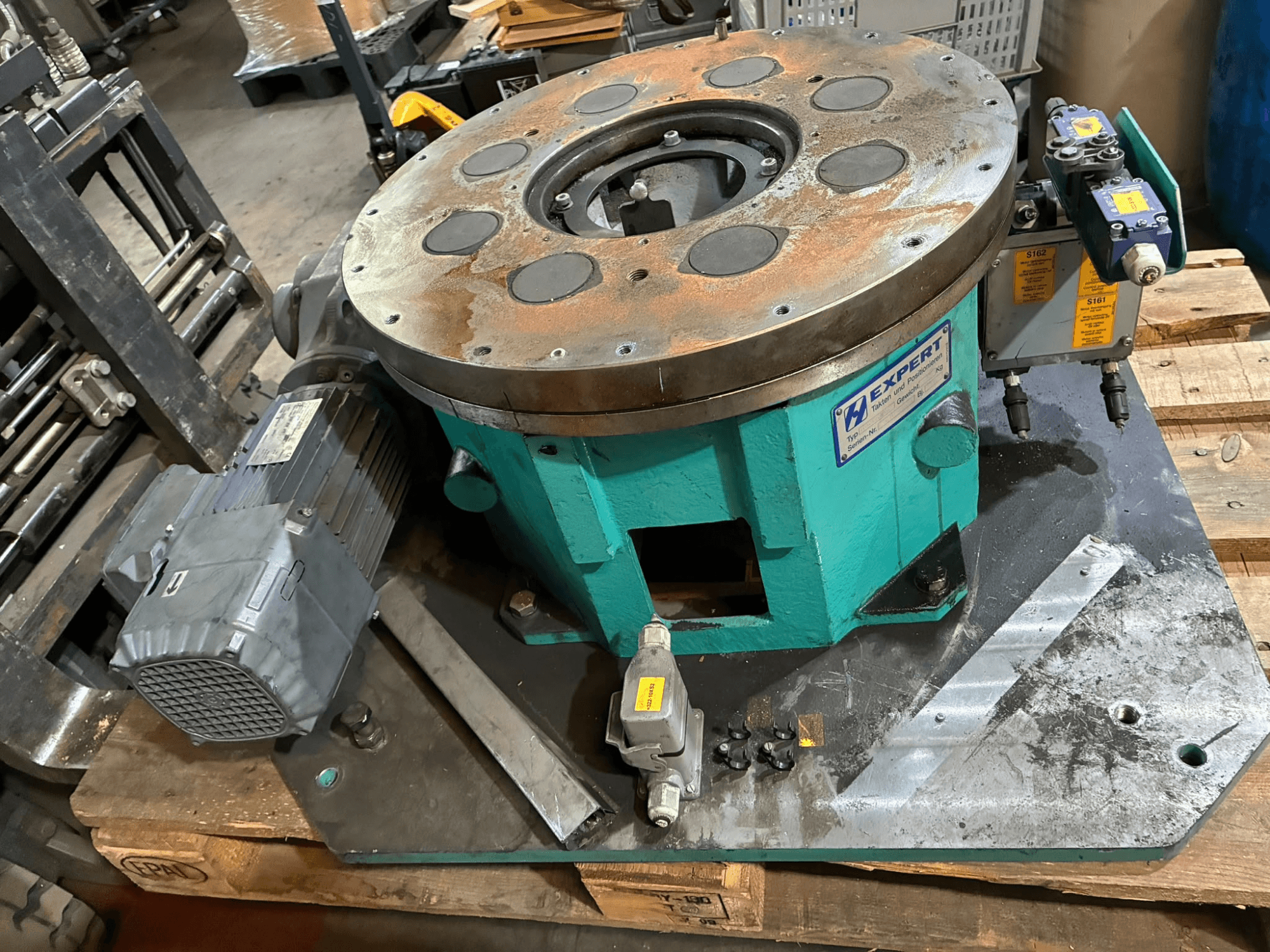 De gespecialiseerde EDX810/0250/8-automatiseringsapparatuur, gezien van voren, is voorzien van een motor, een bedieningspaneel en een ronde plaat met meerdere gaten.