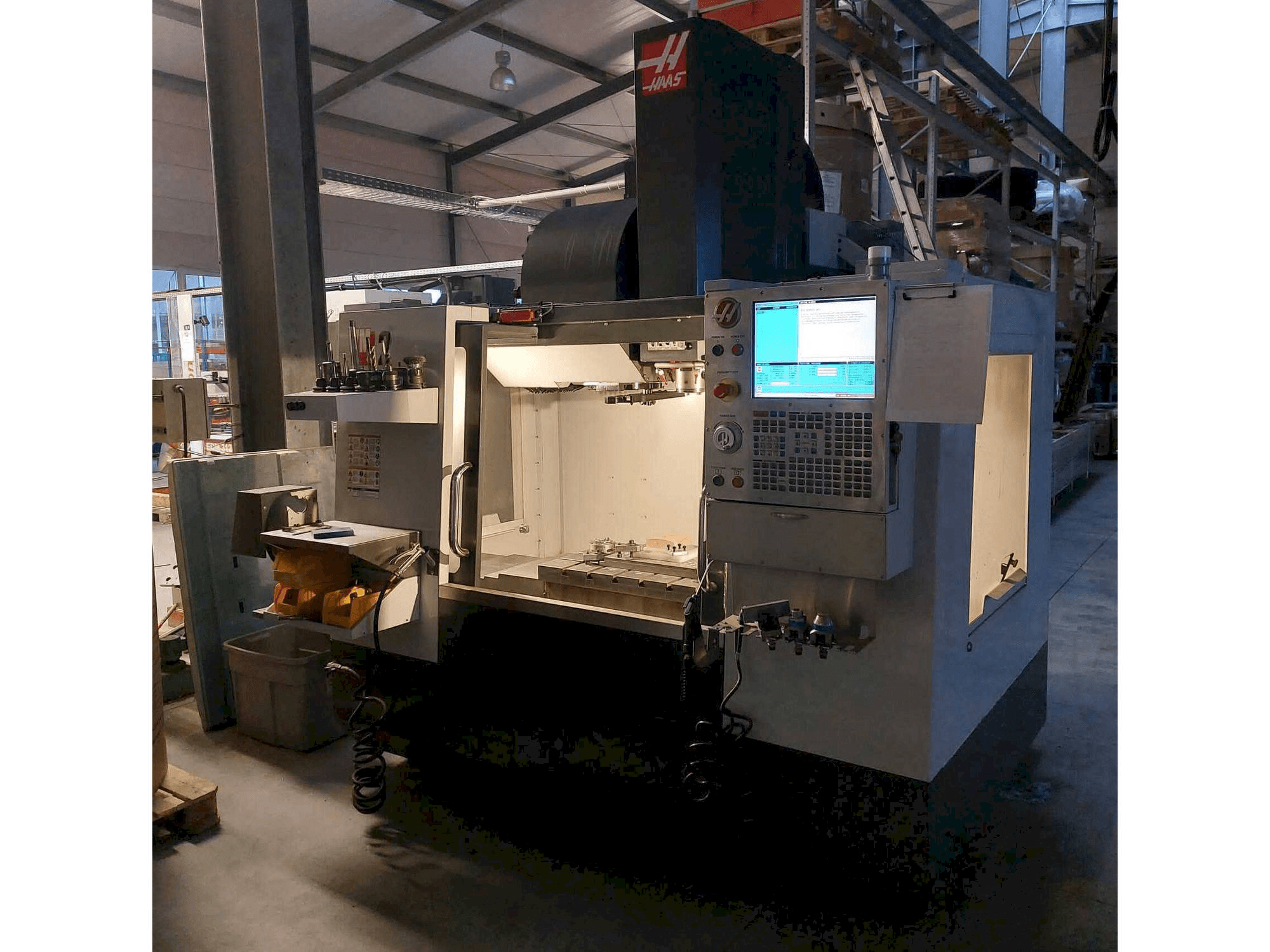 Vooraanzicht van HAAS VM-2 machine