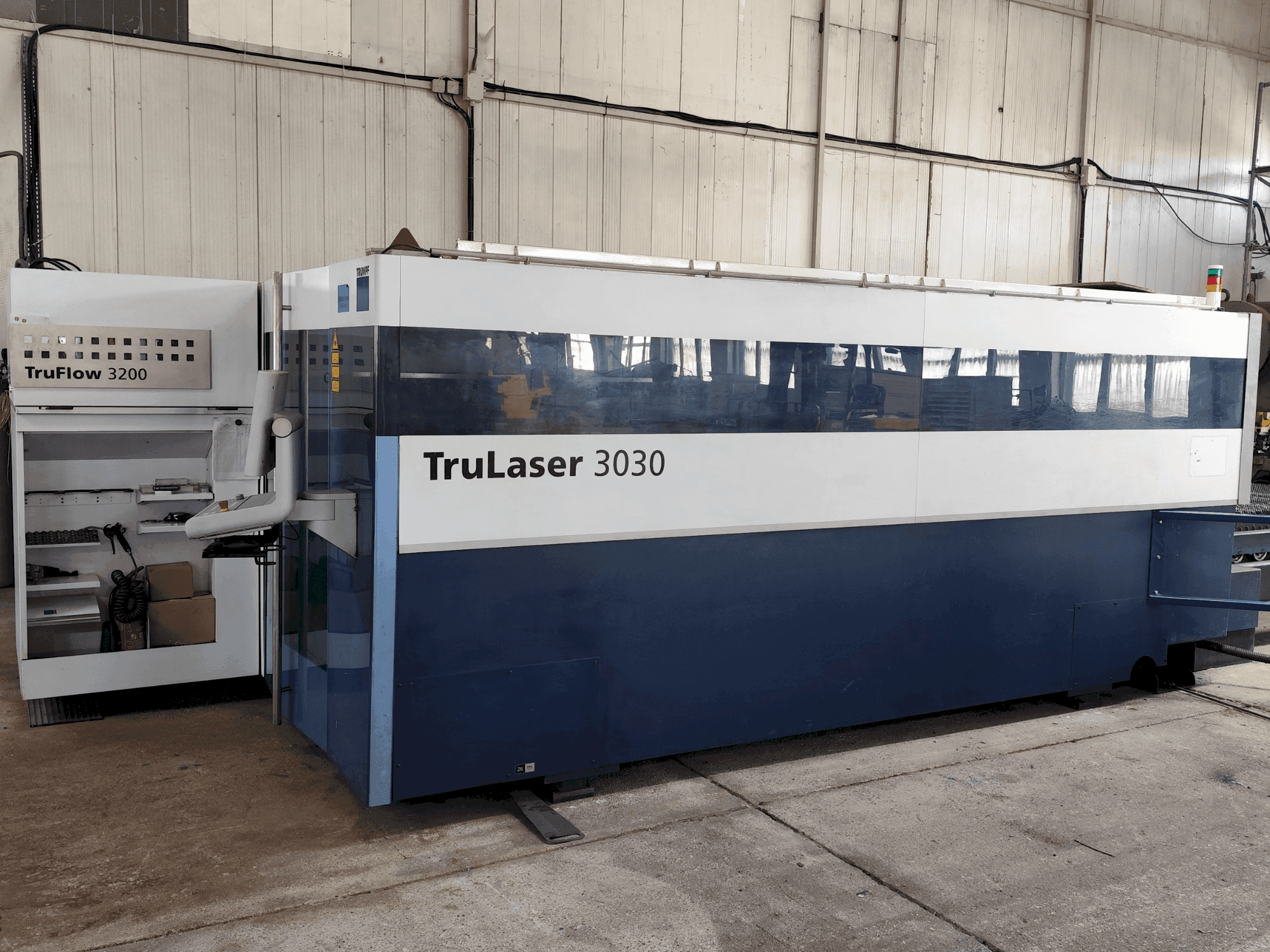 Vooraanzicht van TRUMPF TruLaser 3030 (L20) machine