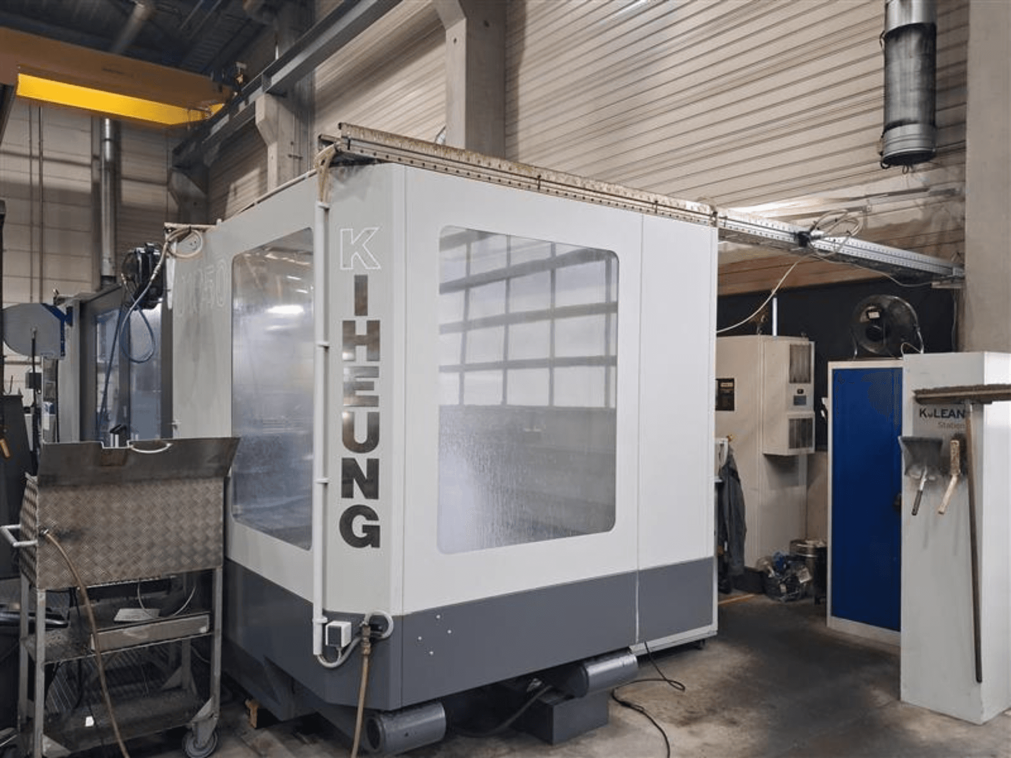 KIHEUNG Volmatec KNC U1050 freesmachine van het bedtype, vooraanzicht met metalen behuizing en bedieningspaneel op de achtergrond.