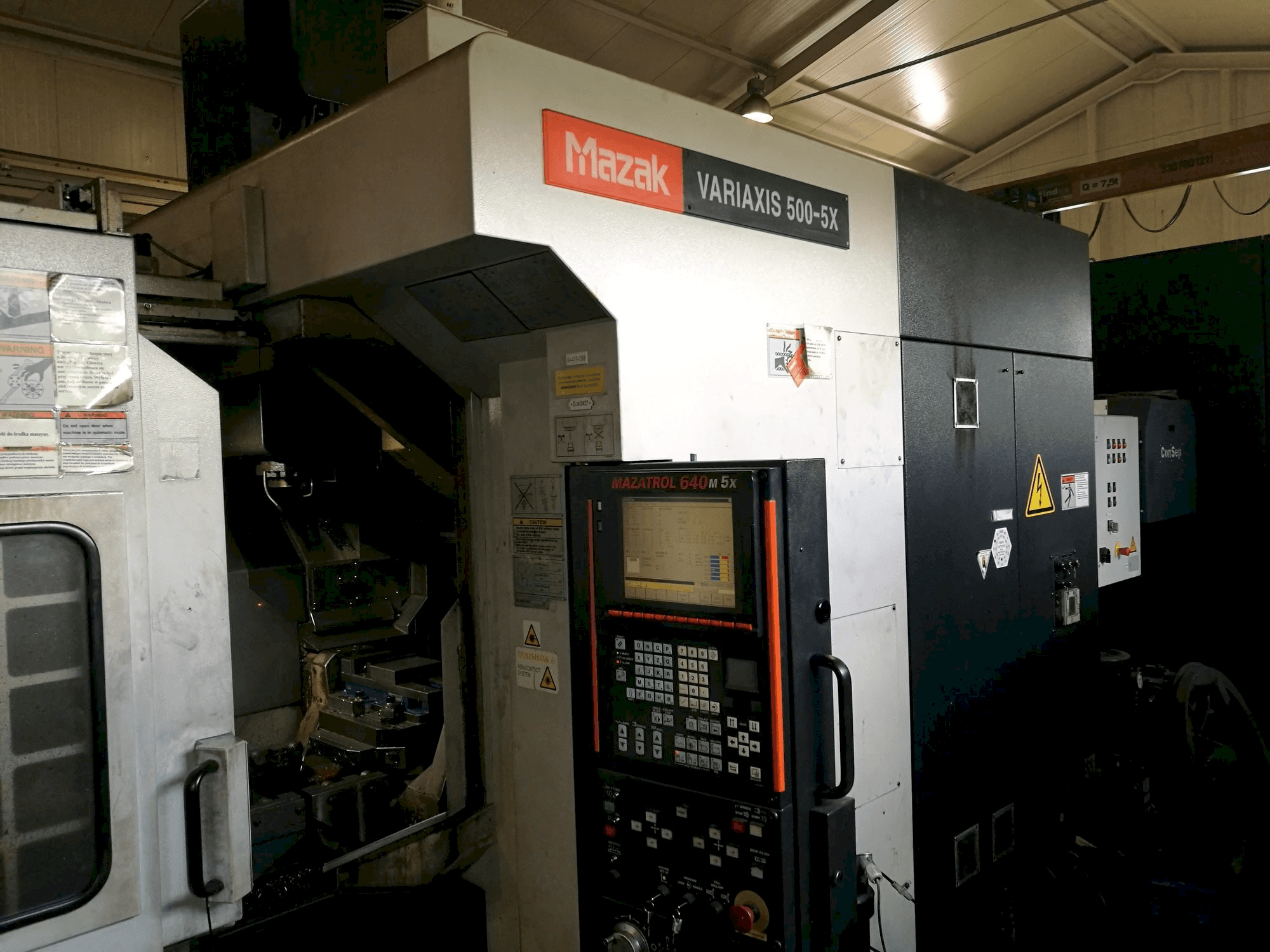 Vooraanzicht van Mazak VARIAXIS 500-5X machine