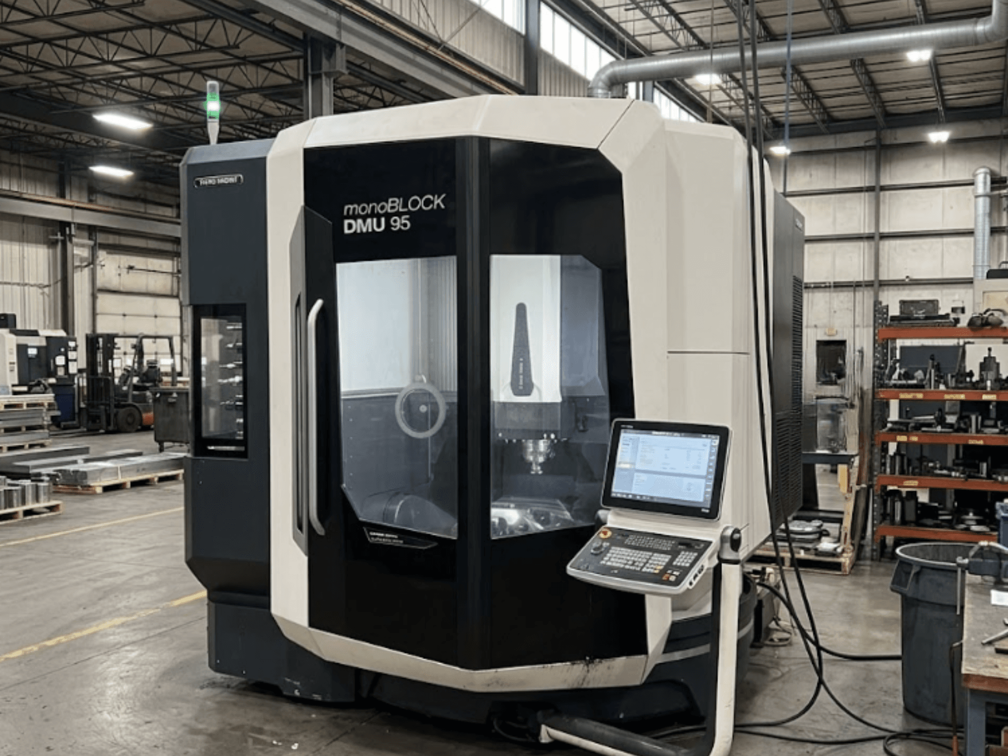Verticaal bewerkingscentrum DMG MORI DMU 95 Monoblock in een fabriek, met zichtbaar bedieningspaneel, vooraanzicht.