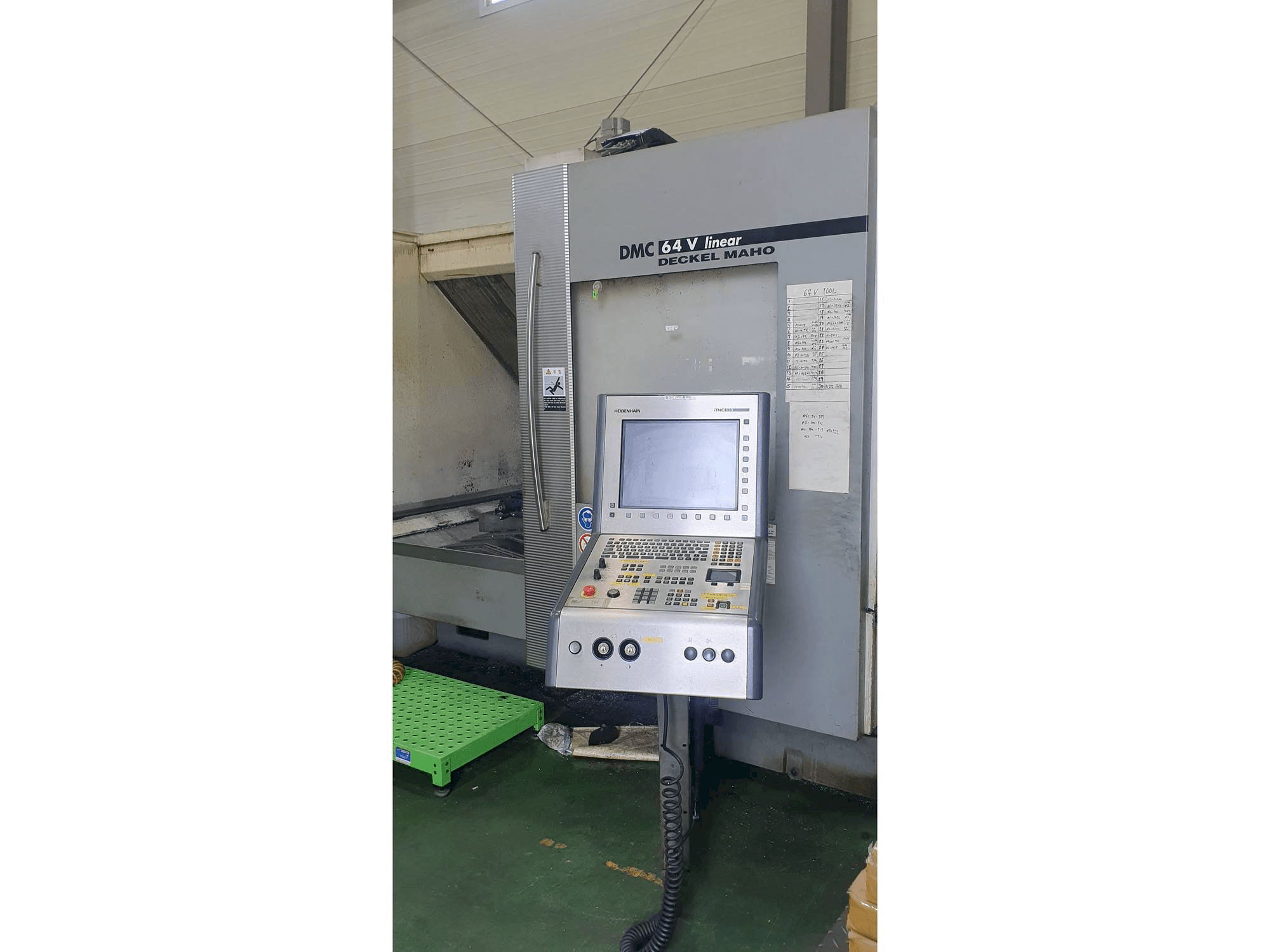 Vooraanzicht van DECKEL MAHO DMC 64 V machine