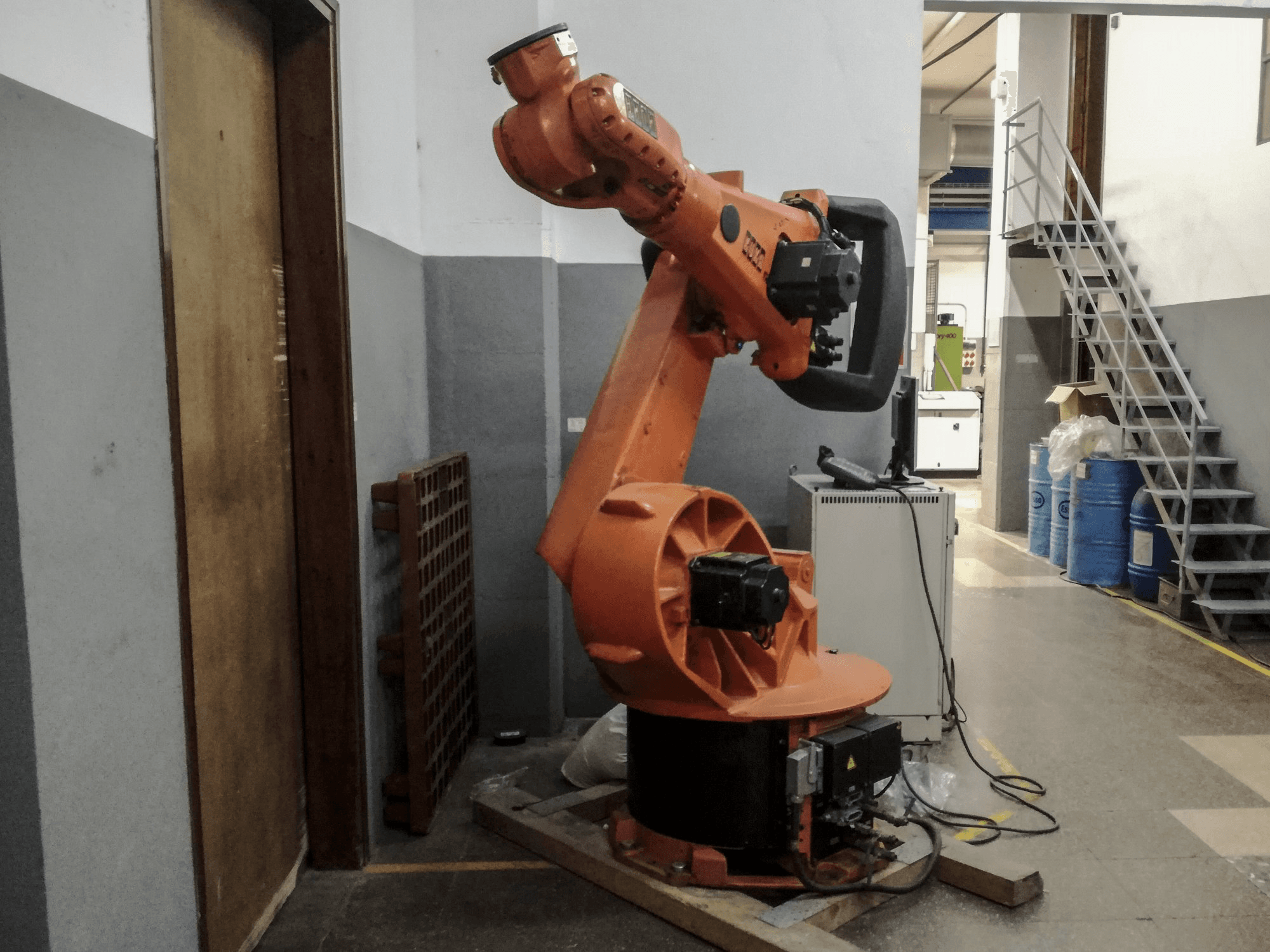 Links zicht van KUKA KR 150 machine