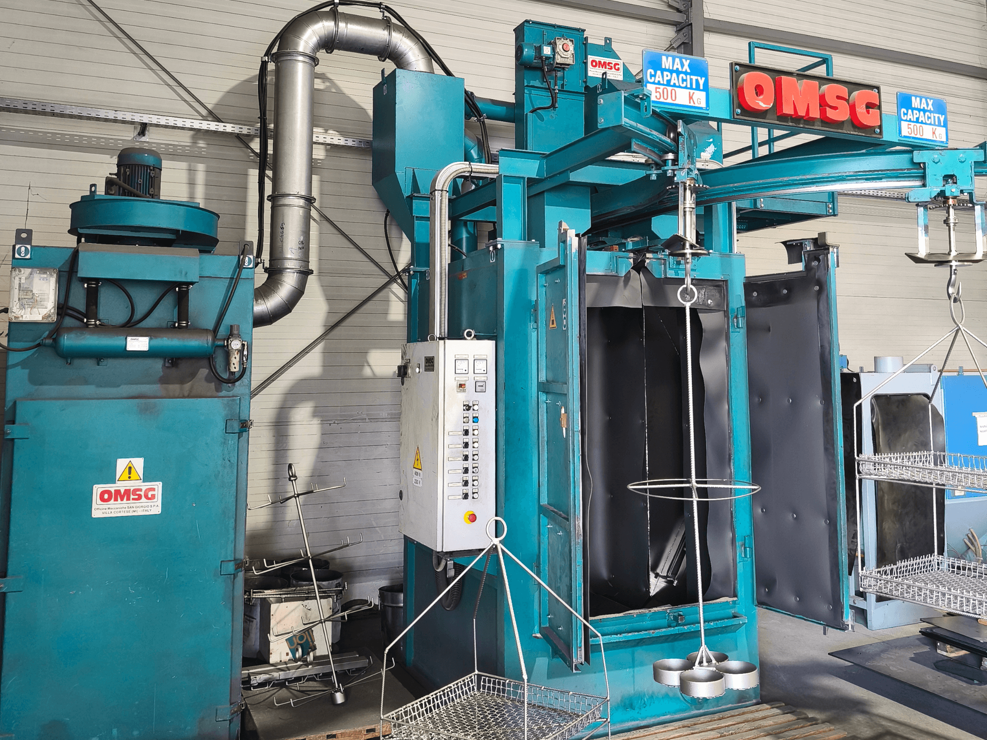 OMSG industriële reinigingsmachine met een maximale capaciteit van 500 kg, met bedieningspaneel en open kamer voor het reinigen van onderdelen.