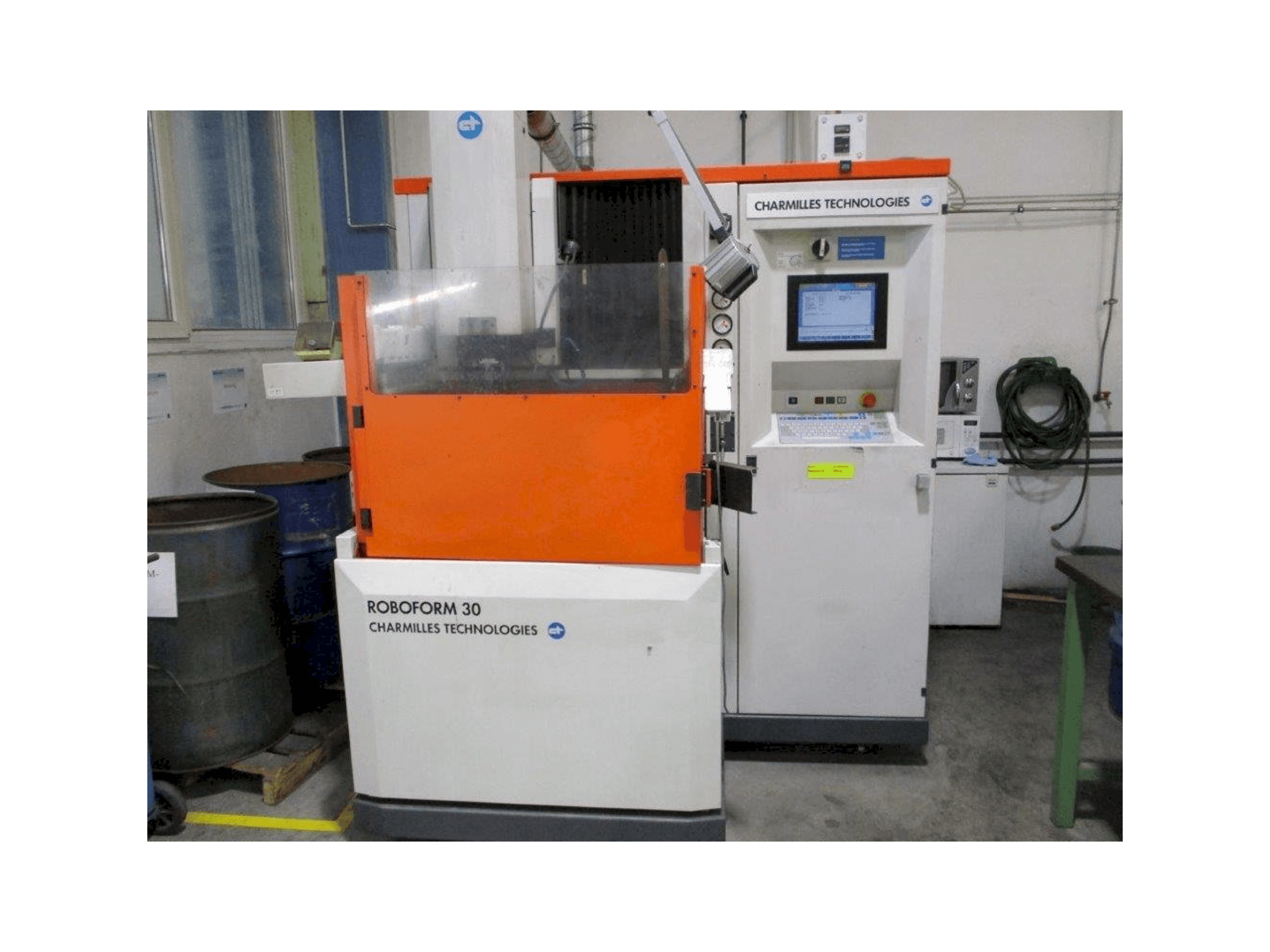 Vooraanzicht van AgieCharmilles Roboform 30 machine