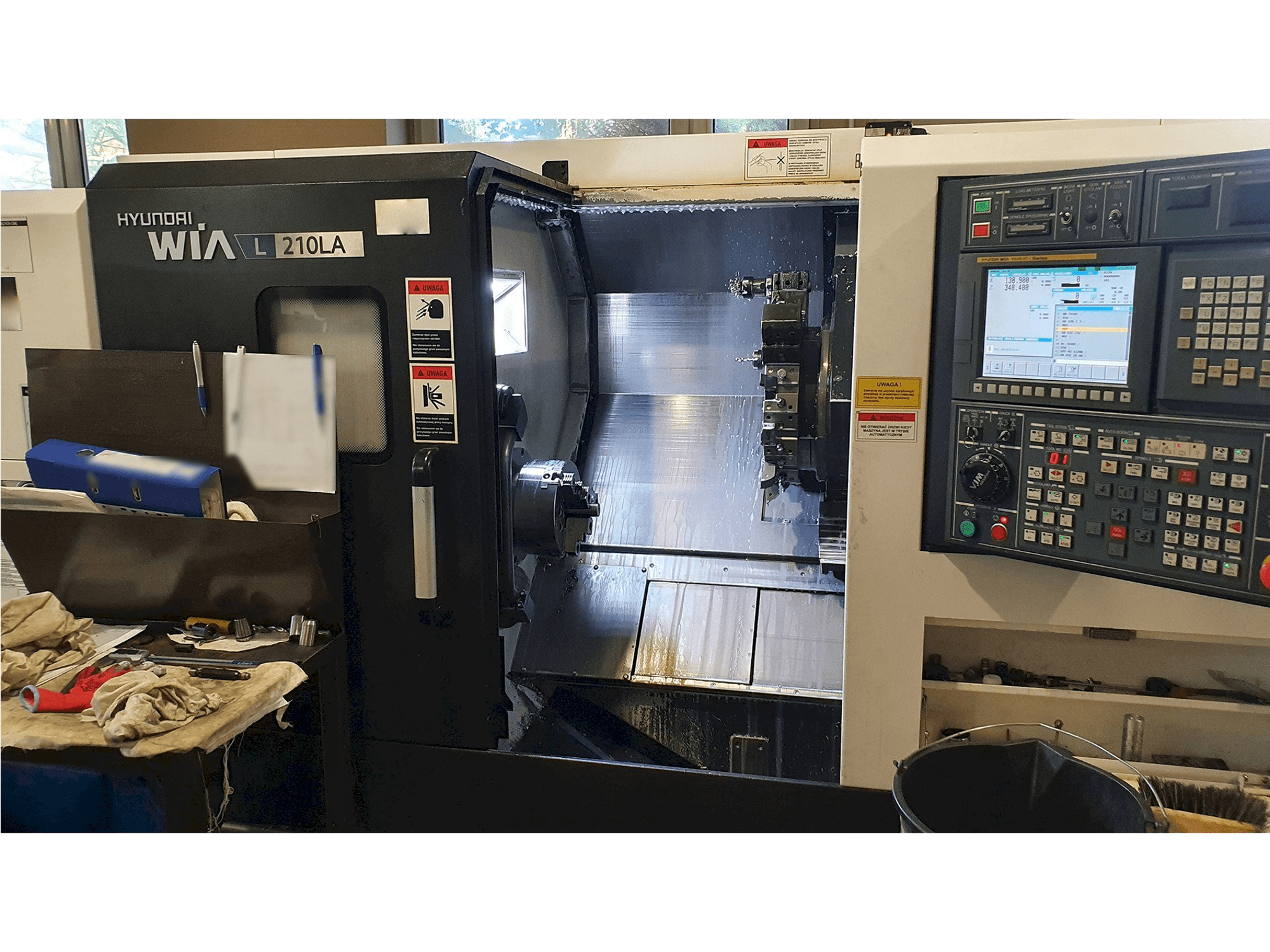 Vooraanzicht van Hyundai Wia L210LA machine