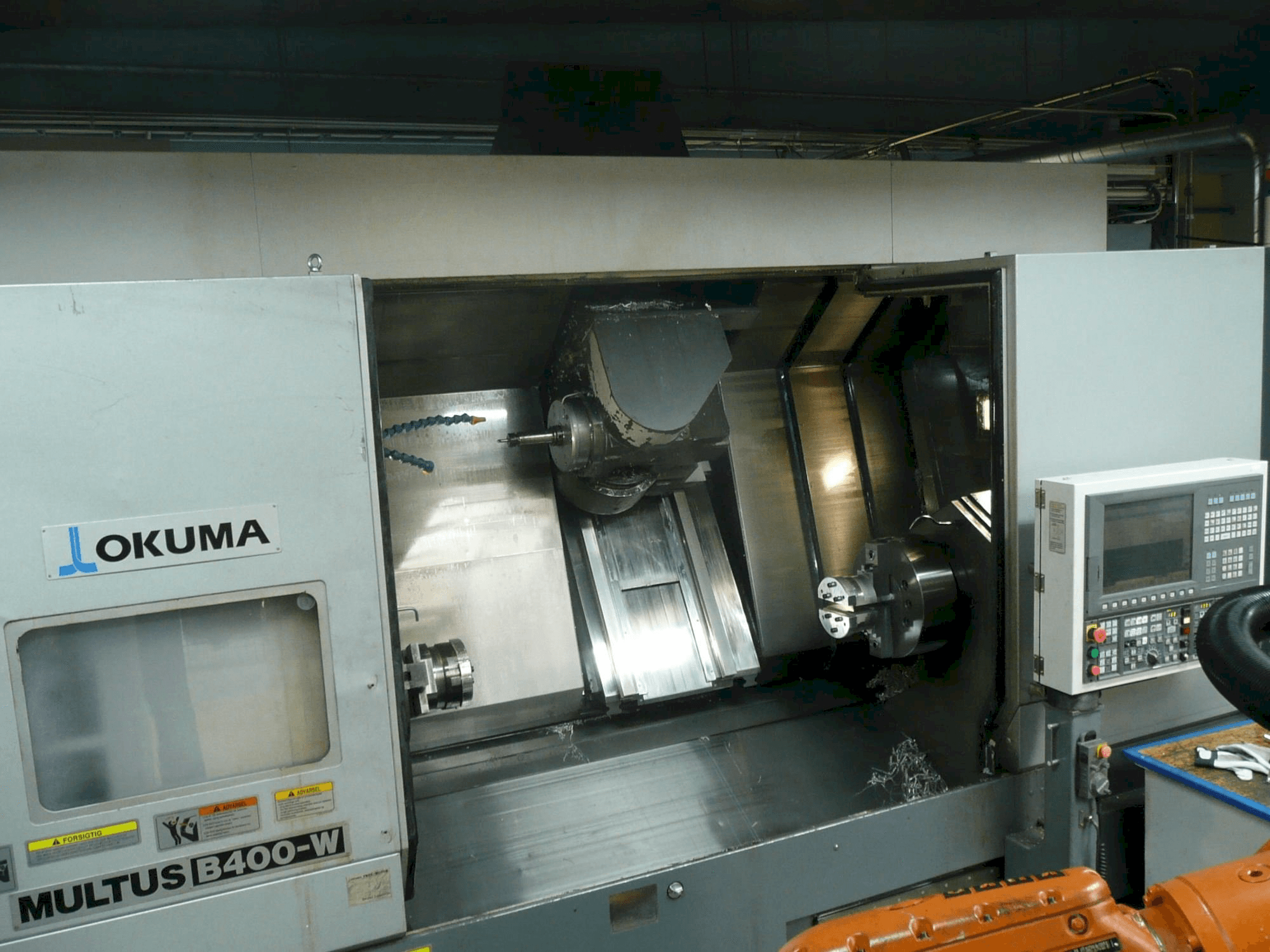 Vooraanzicht van Okuma MULTUS B400-W machine