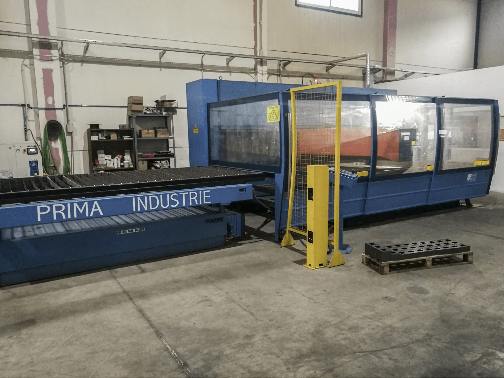 Rechts zijaanzicht van Prima Power Platino 1530 machine