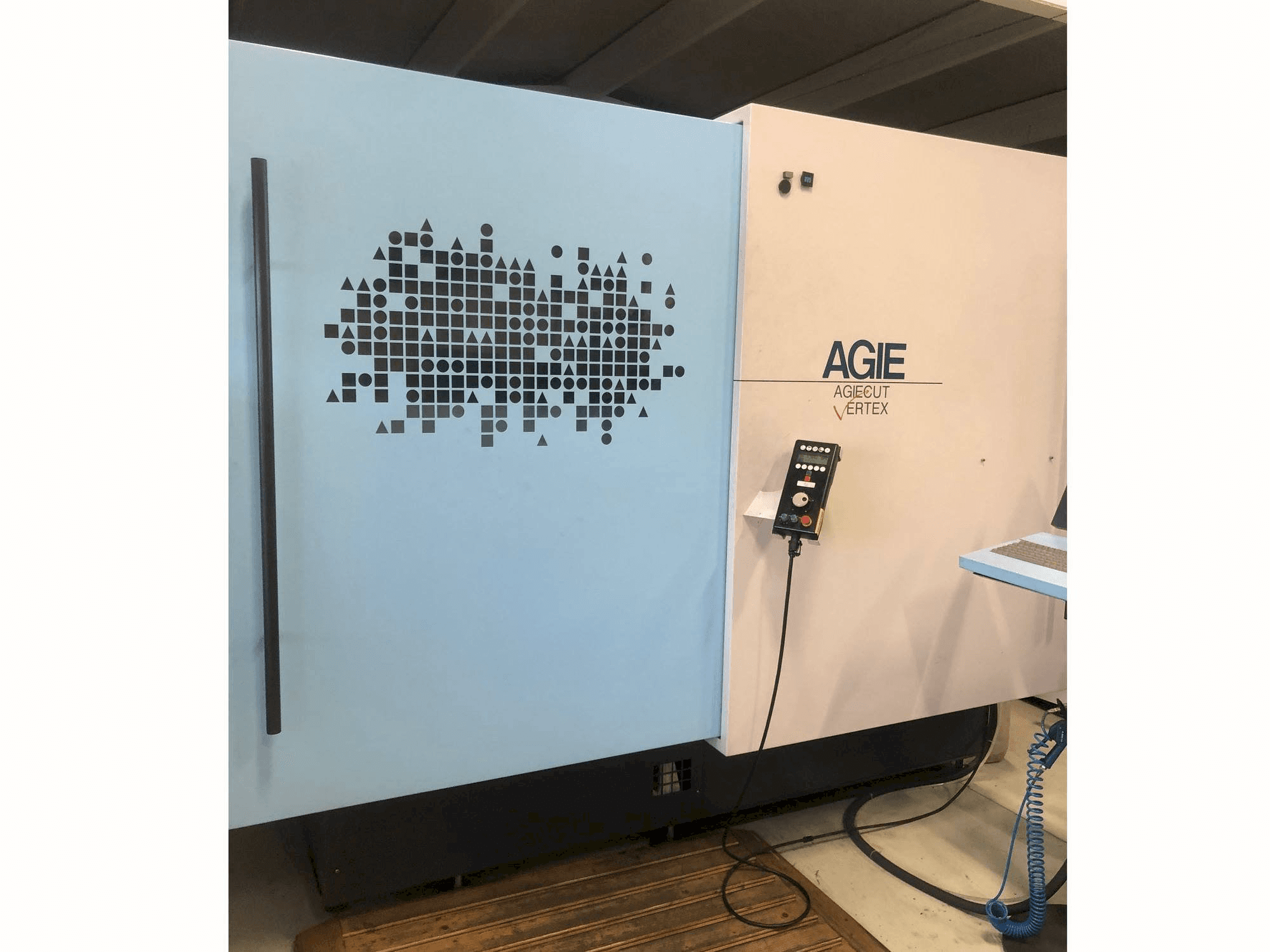 Vooraanzicht van AGIE Agiecut VERTEX 3 machine