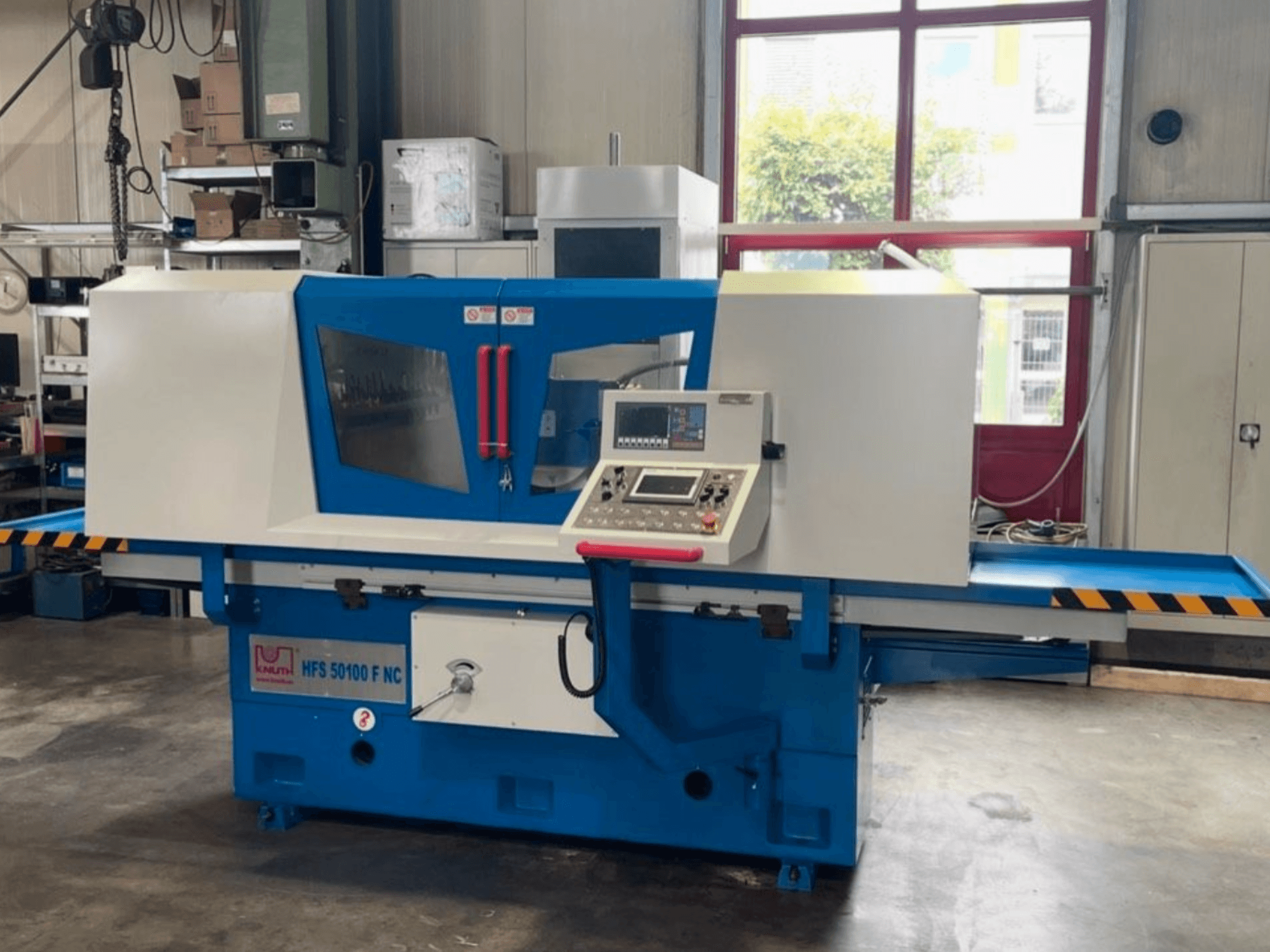 KNUTH HFS 50100 F NC-vlakkenslijpmachine, vooraanzicht, met bedieningspaneel, slijptafel en veiligheidsvoorzieningen.