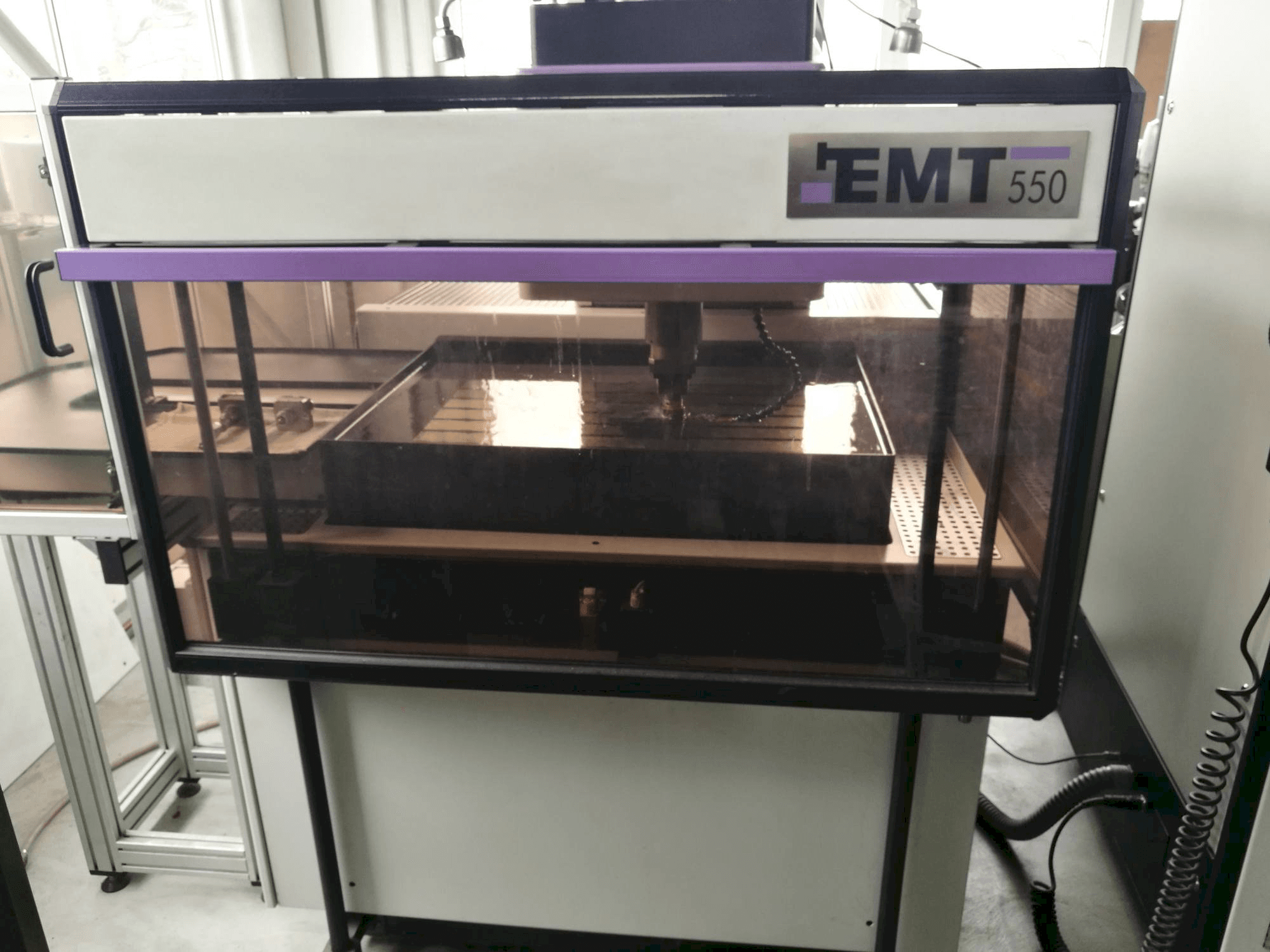 Vooraanzicht van EMT 550 machine