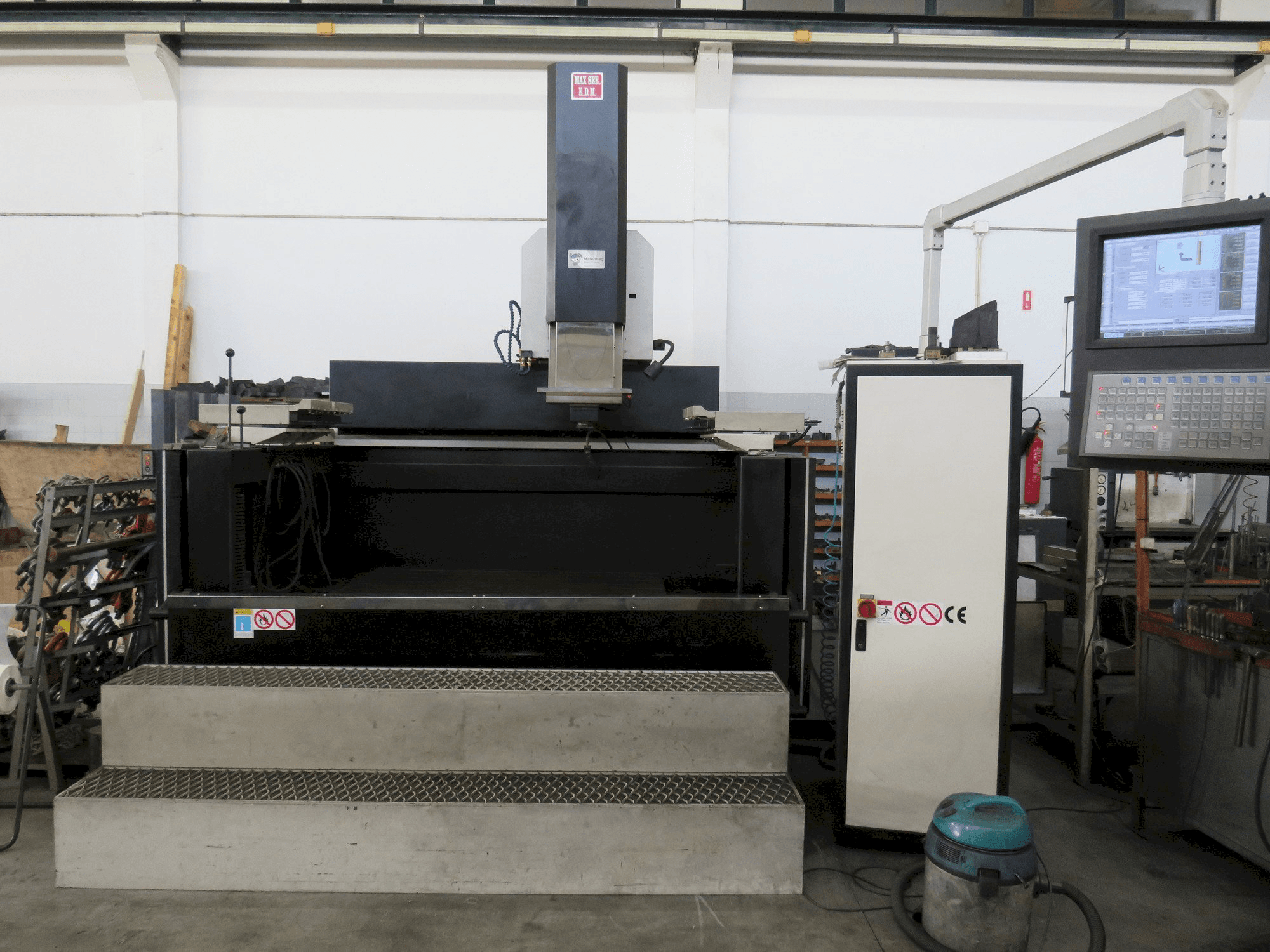 Vooraanzicht van MAXSEE INDUSTRY CNC P66 100A machine