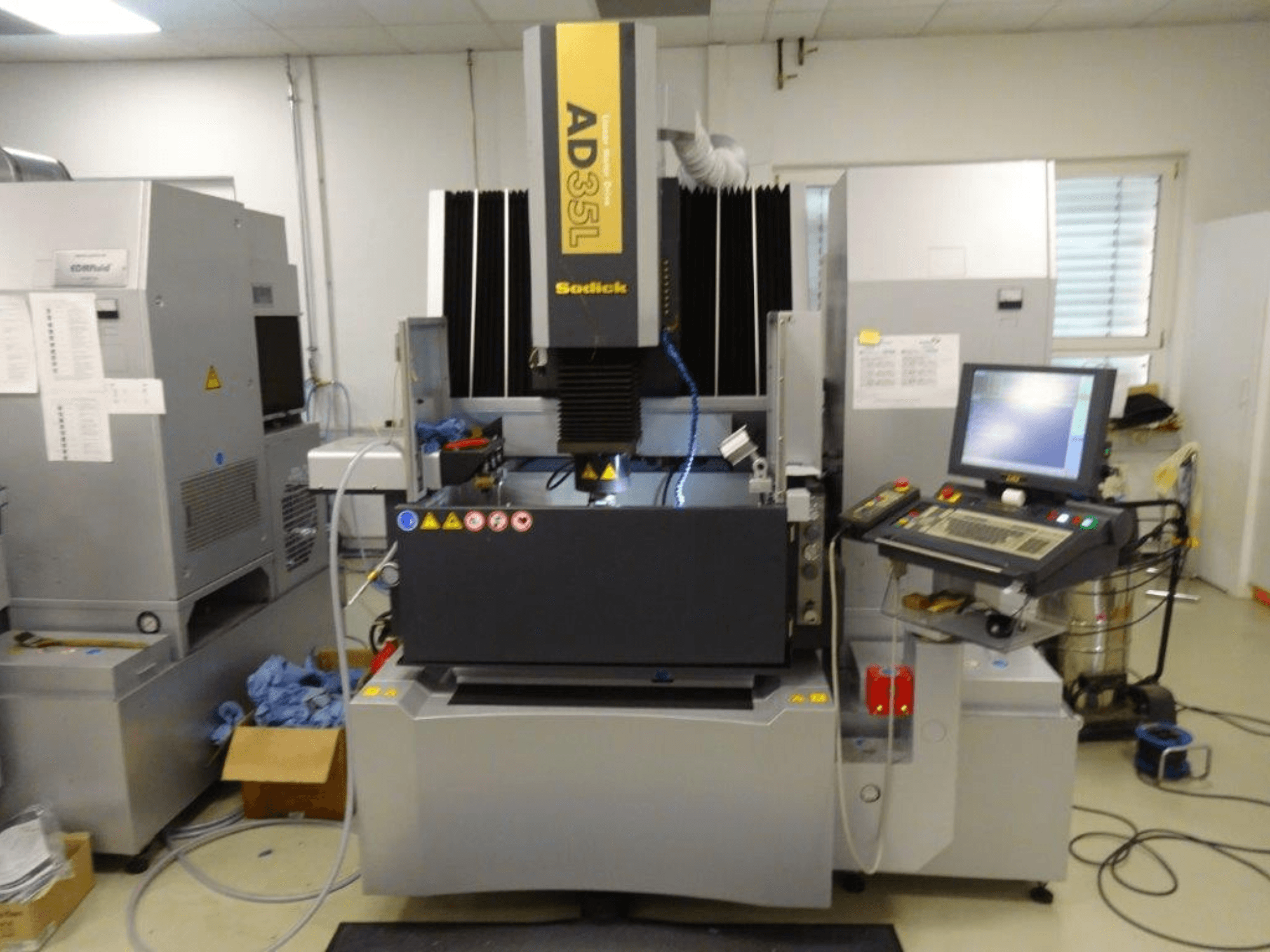 Sodick AD35L elektrische ontladingsmachine, vooraanzicht met bedieningspaneel, koelsysteem en werkgebied zichtbaar.