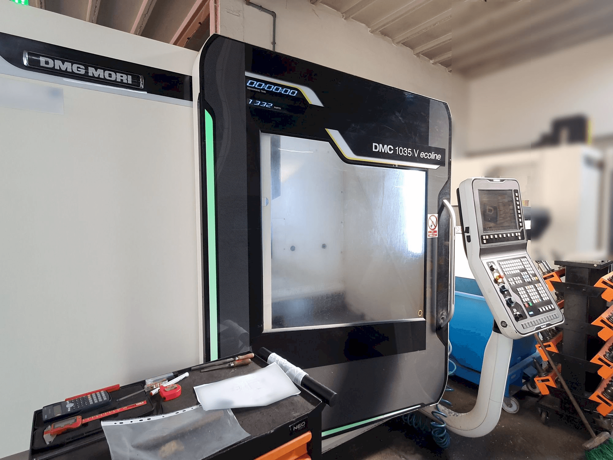 Vooraanzicht van DMG MORI DMC 1035V Ecoline machine