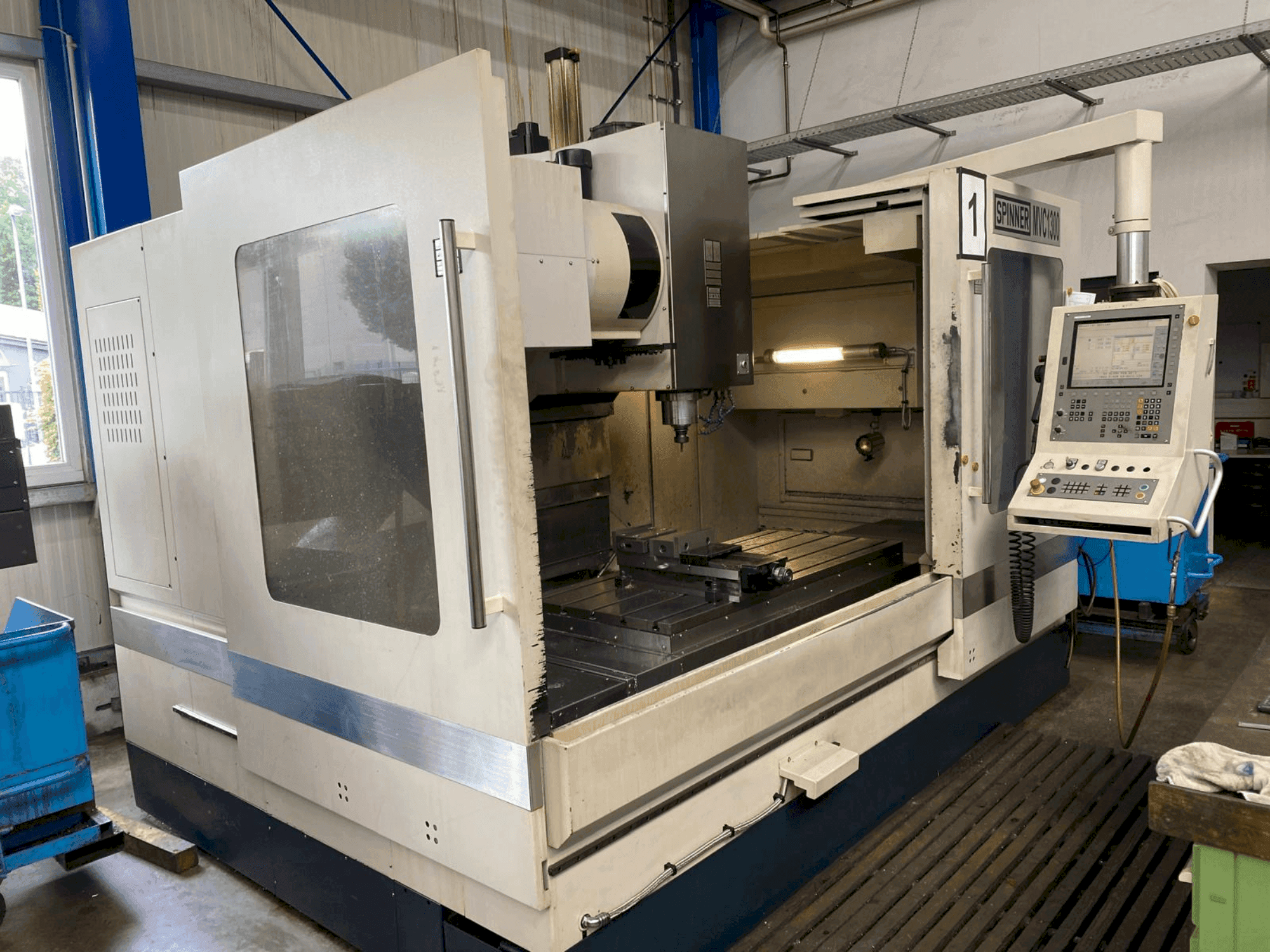 Vooraanzicht van SPINNER MVC 1300 machine