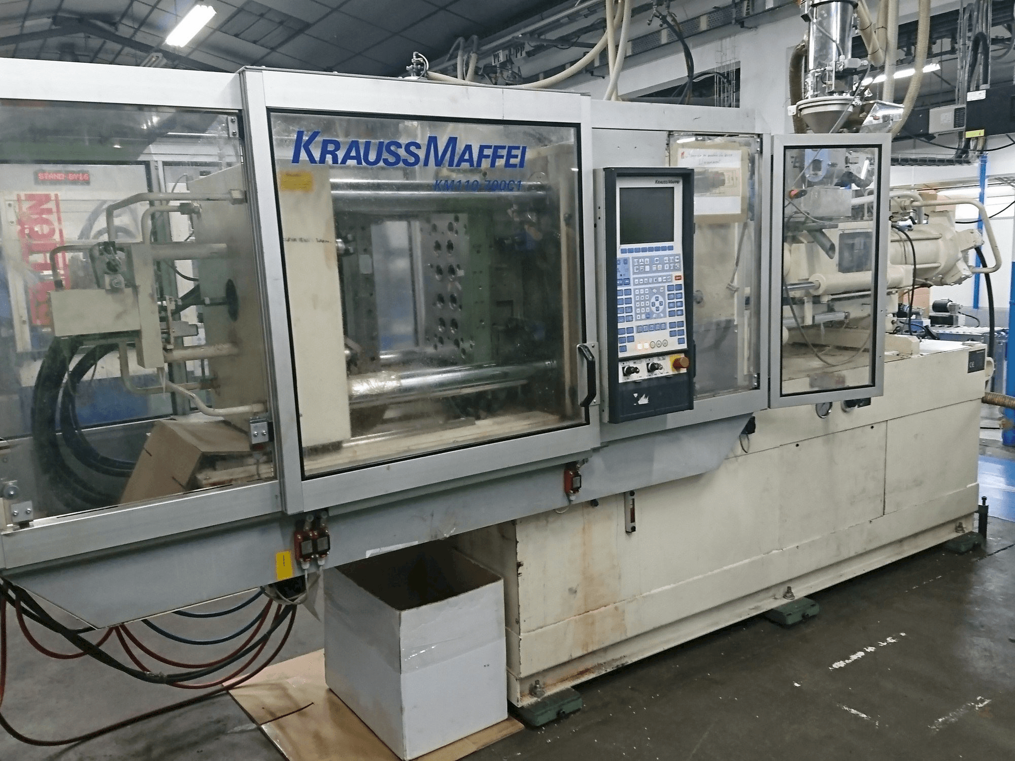 Vooraanzicht van Krauss Maffei 110 - 700 C1 machine
