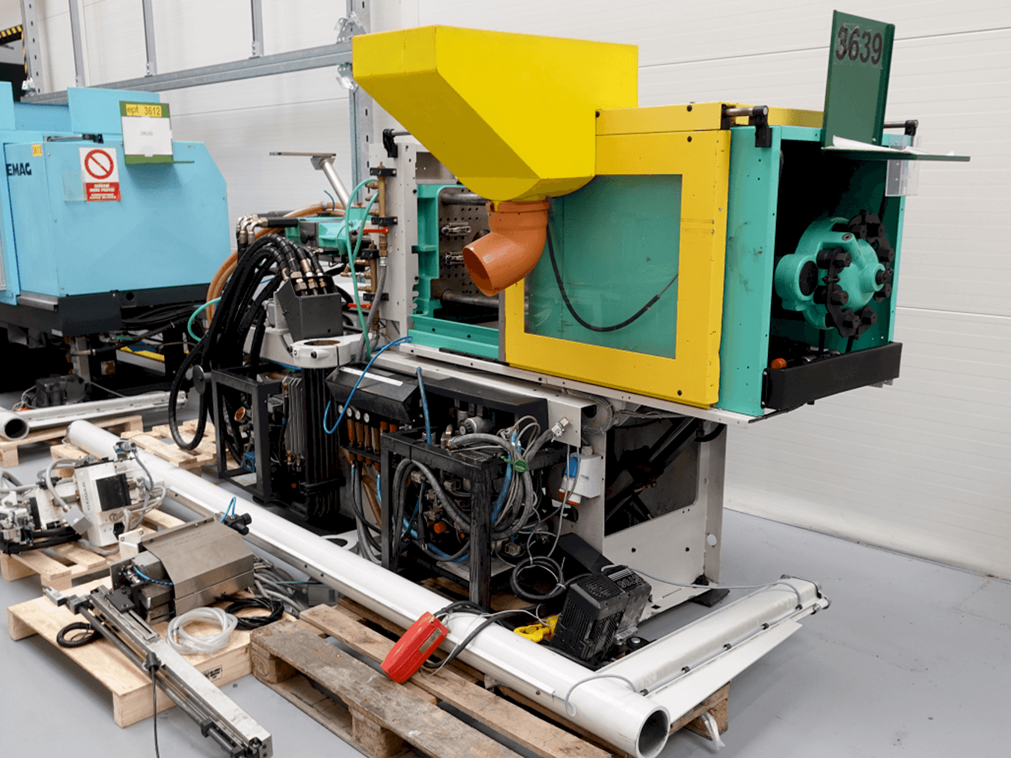 Vooraanzicht van Arburg ALLROUNDER 320C–500–100U machine