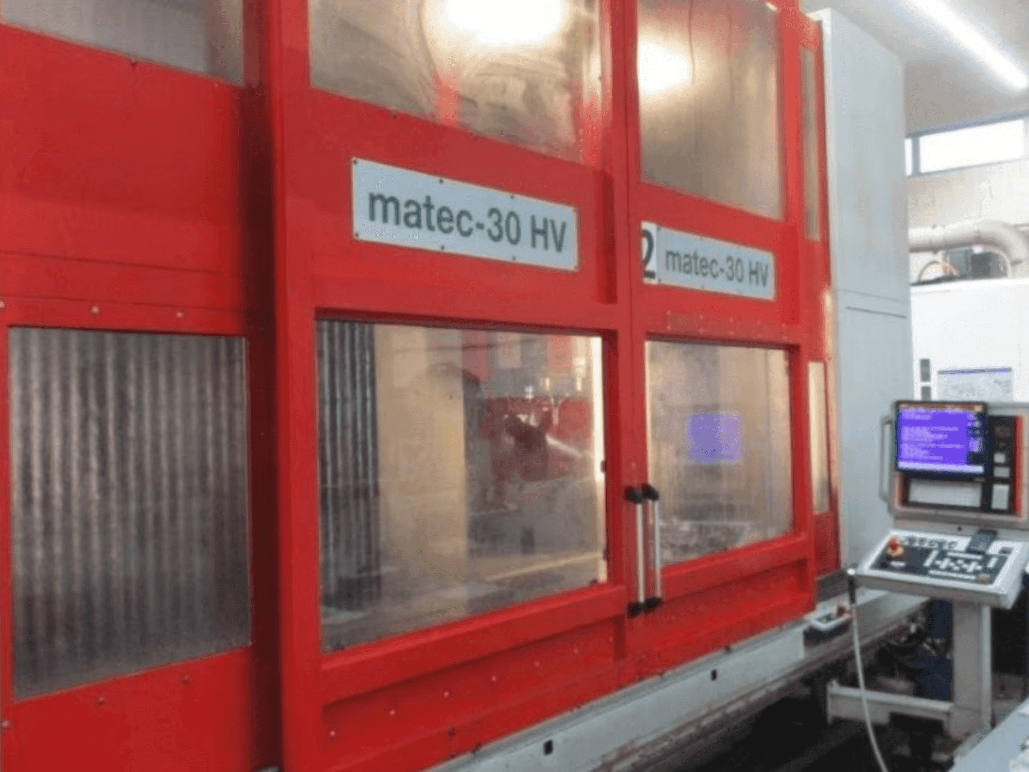 Vooraanzicht van Matec 30 HV CNC machine