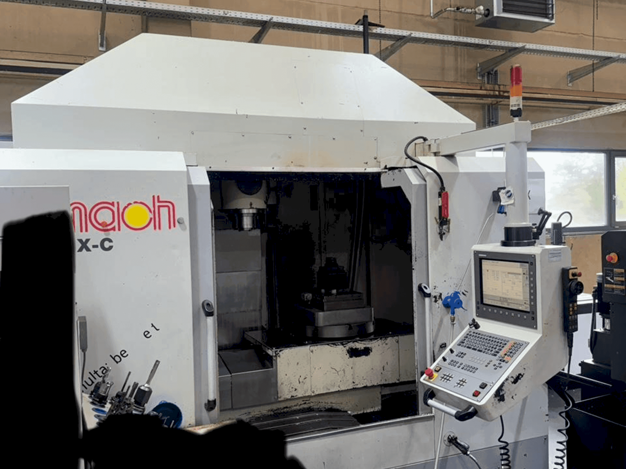 Vooraanzicht van Eumach HSM-5XC machine