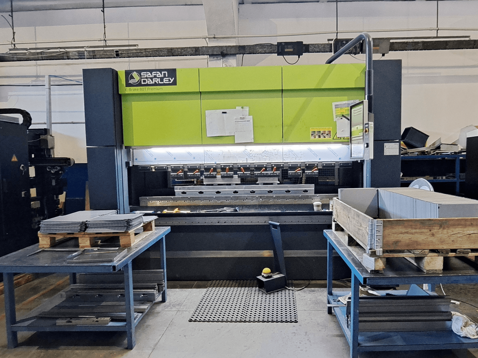 SAFAN E-Brake Premium 80-2550 kantpers in een werkplaats, vooraanzicht met gestapelde metalen platen en een bedieningspaneel in beeld.