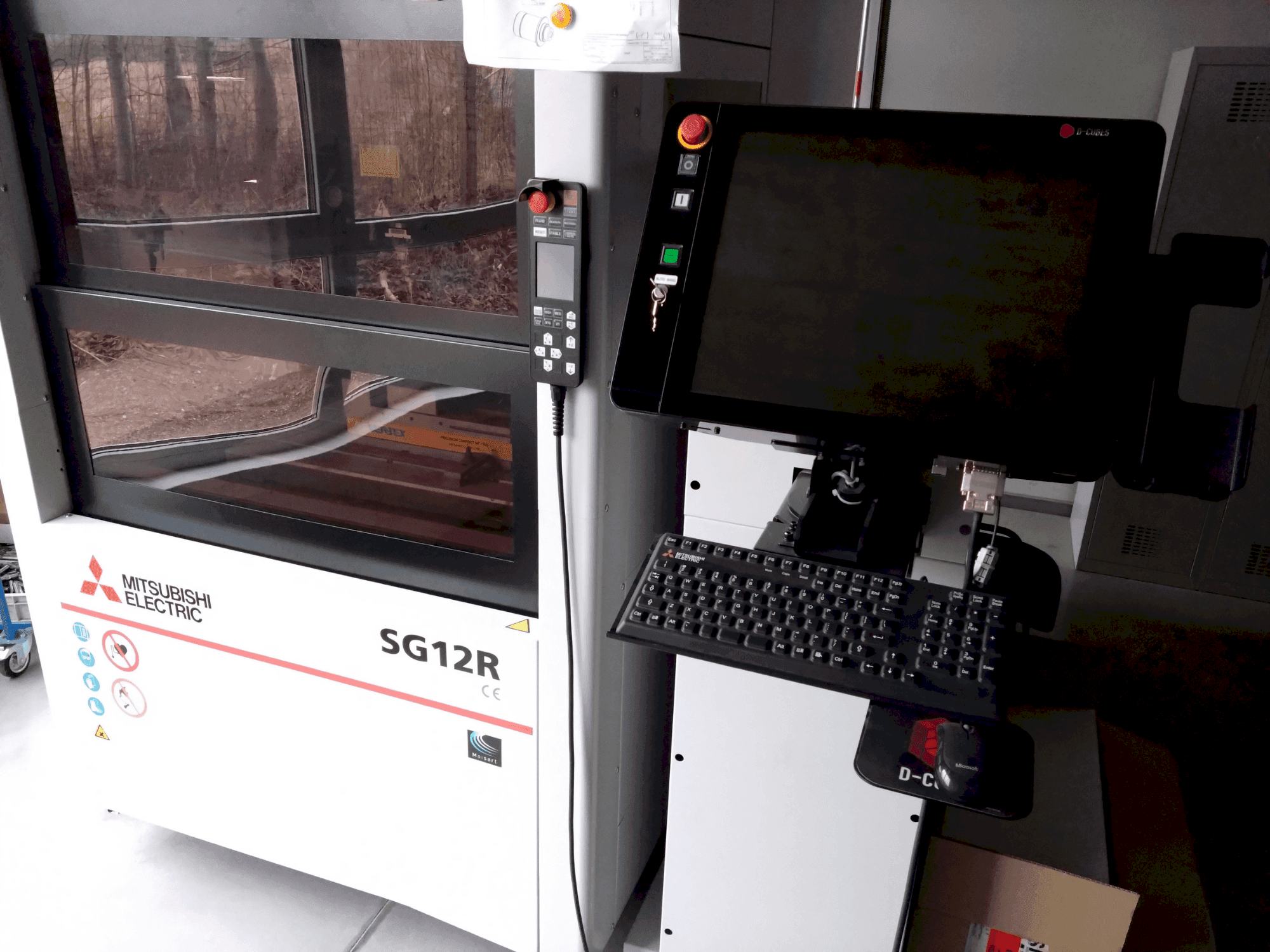 Vooraanzicht van Mitsubishi Electric SG12M machine