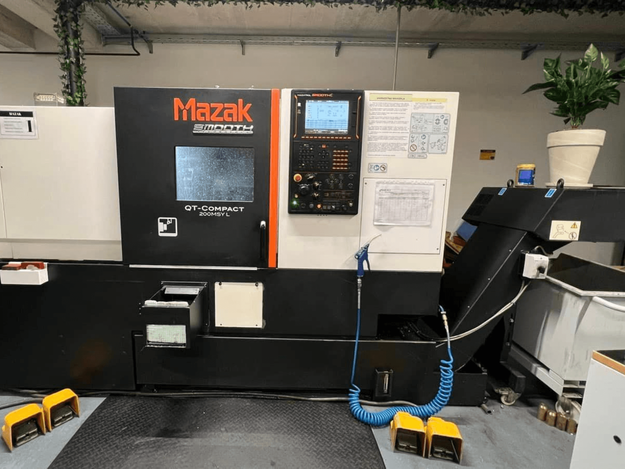 Mazak QUICK TURN COMPACT 200 MSY L horizontale draaimachine, vooraanzicht, met bedieningspaneel en gereedschapopslag.