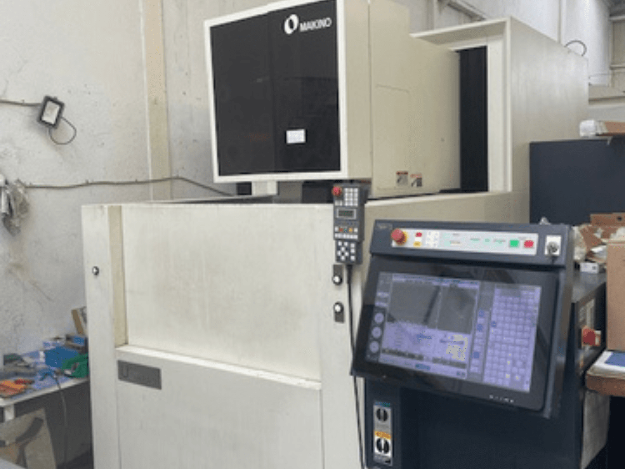 Makino U6 HEAT draadvonkmachine in een werkplaats, vooraanzicht met bedieningspaneel en digitaal display.