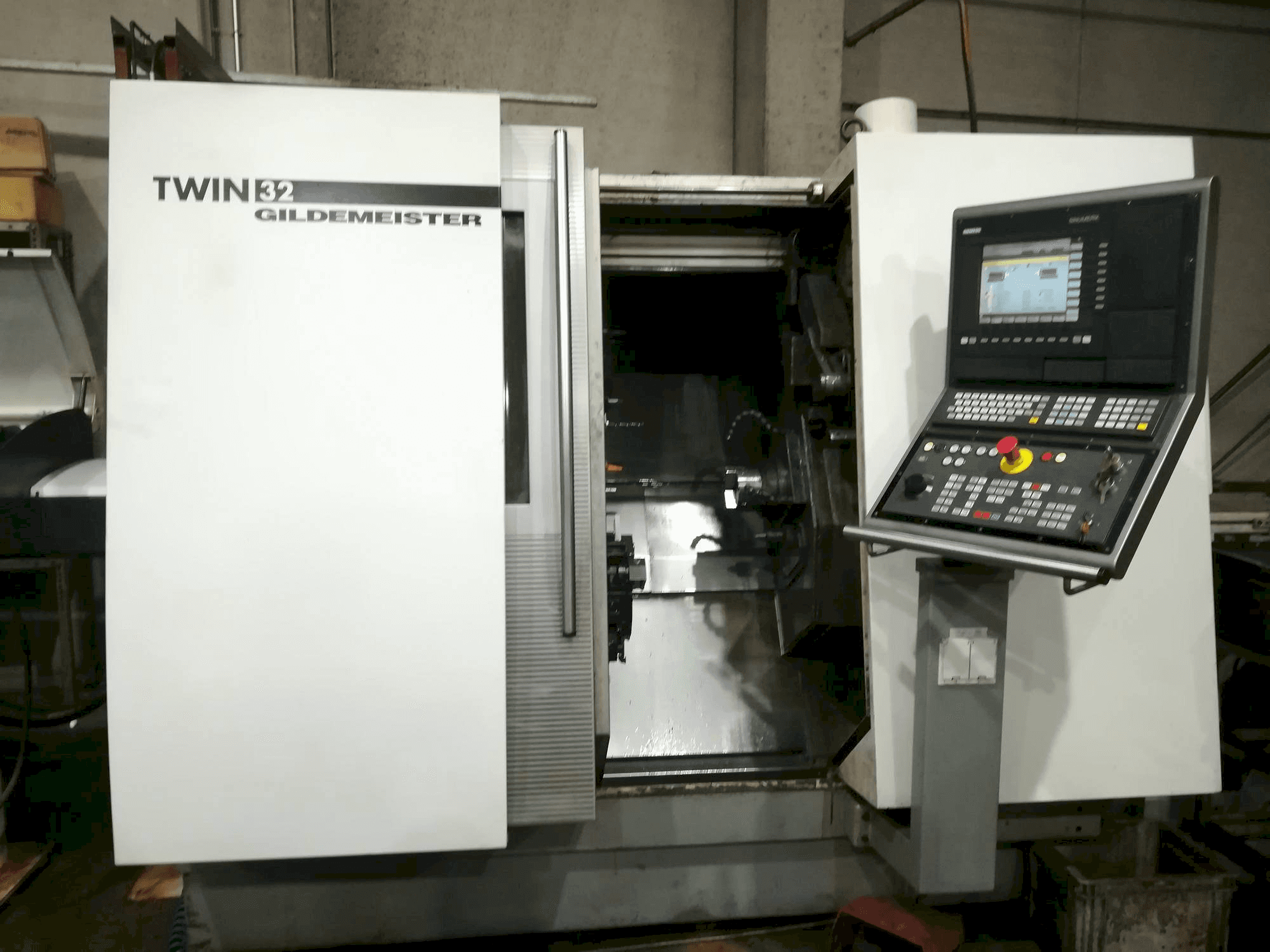 Vooraanzicht van Gildemeister Twin 32 machine
