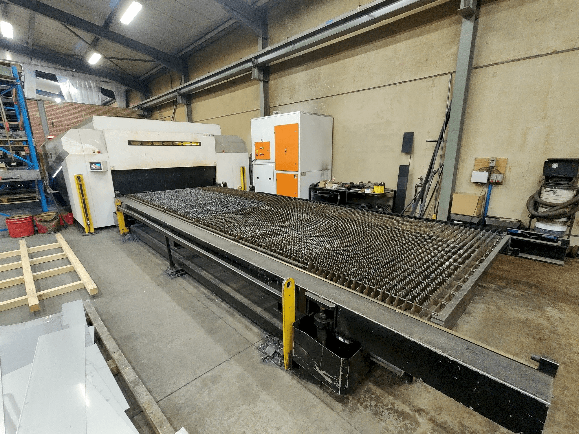 Vooraanzicht van ERMAKSAN Fibermak Momentum Gen2 machine